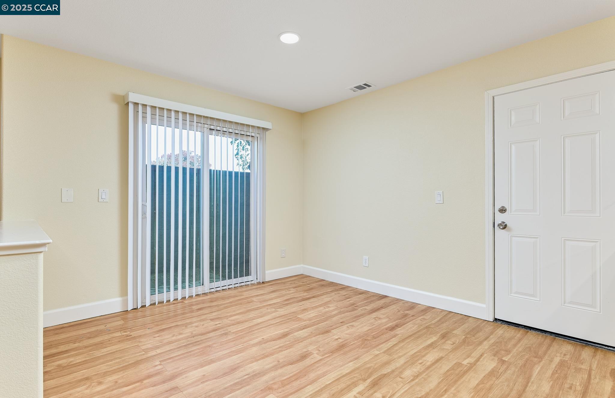 Detail Gallery Image 11 of 25 For 42 Mercury Ct, Pittsburg,  CA 94565 - 5 Beds | 2/1 Baths