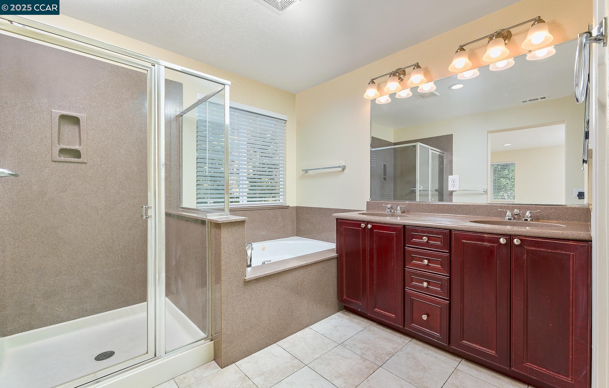 Detail Gallery Image 12 of 25 For 42 Mercury Ct, Pittsburg,  CA 94565 - 5 Beds | 2/1 Baths