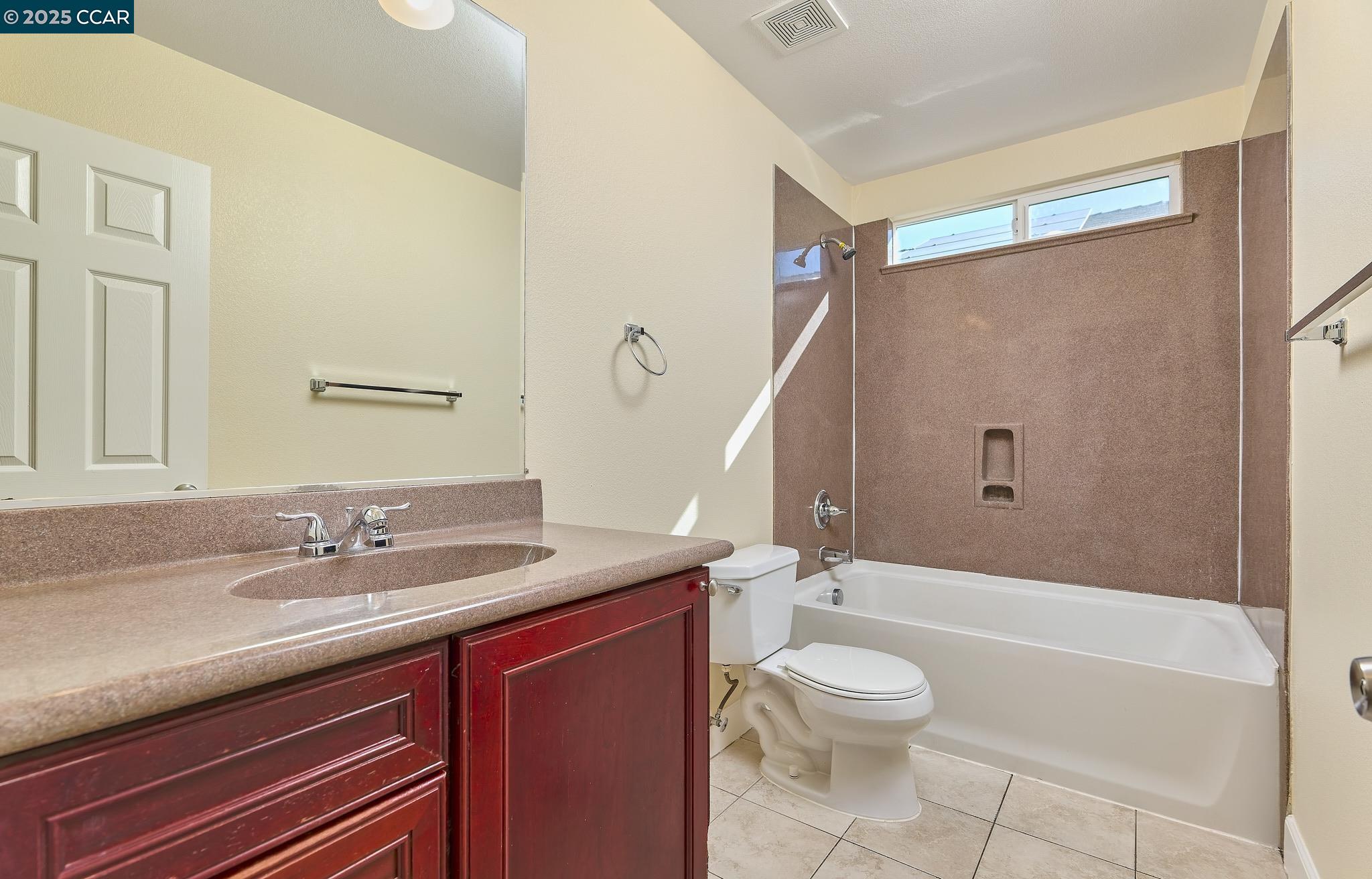 Detail Gallery Image 13 of 25 For 42 Mercury Ct, Pittsburg,  CA 94565 - 5 Beds | 2/1 Baths