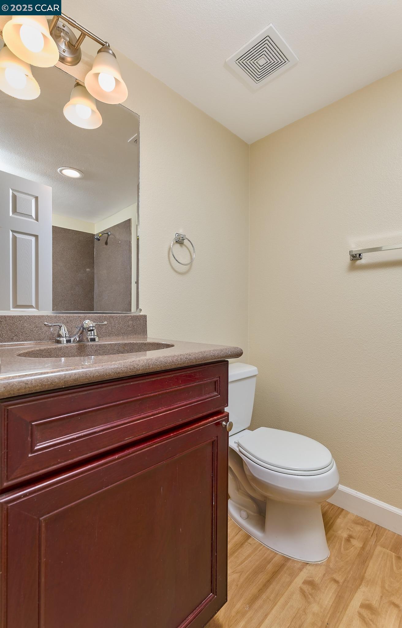 Detail Gallery Image 14 of 25 For 42 Mercury Ct, Pittsburg,  CA 94565 - 5 Beds | 2/1 Baths