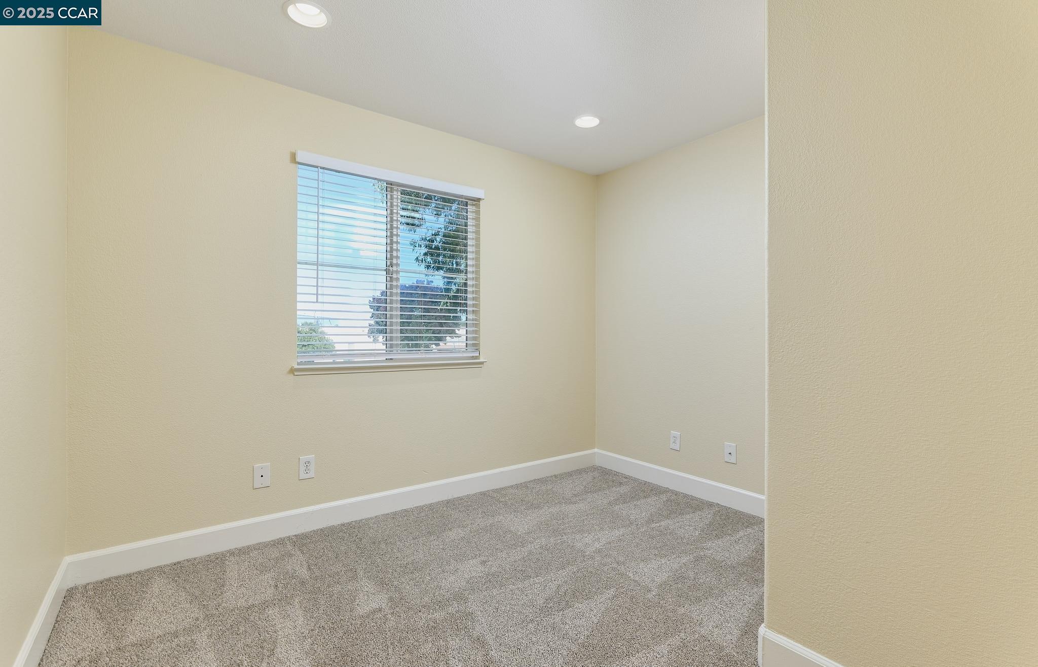 Detail Gallery Image 18 of 25 For 42 Mercury Ct, Pittsburg,  CA 94565 - 5 Beds | 2/1 Baths