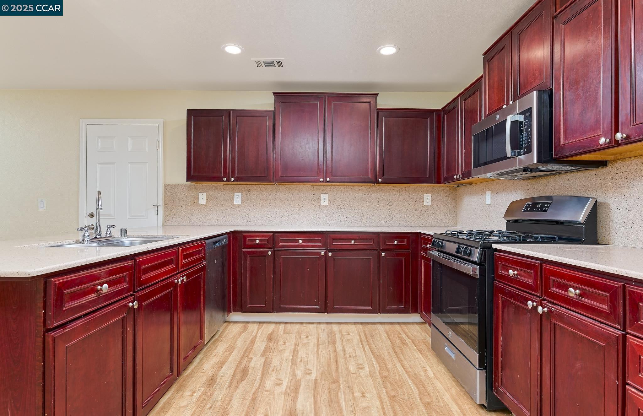 Detail Gallery Image 4 of 25 For 42 Mercury Ct, Pittsburg,  CA 94565 - 5 Beds | 2/1 Baths