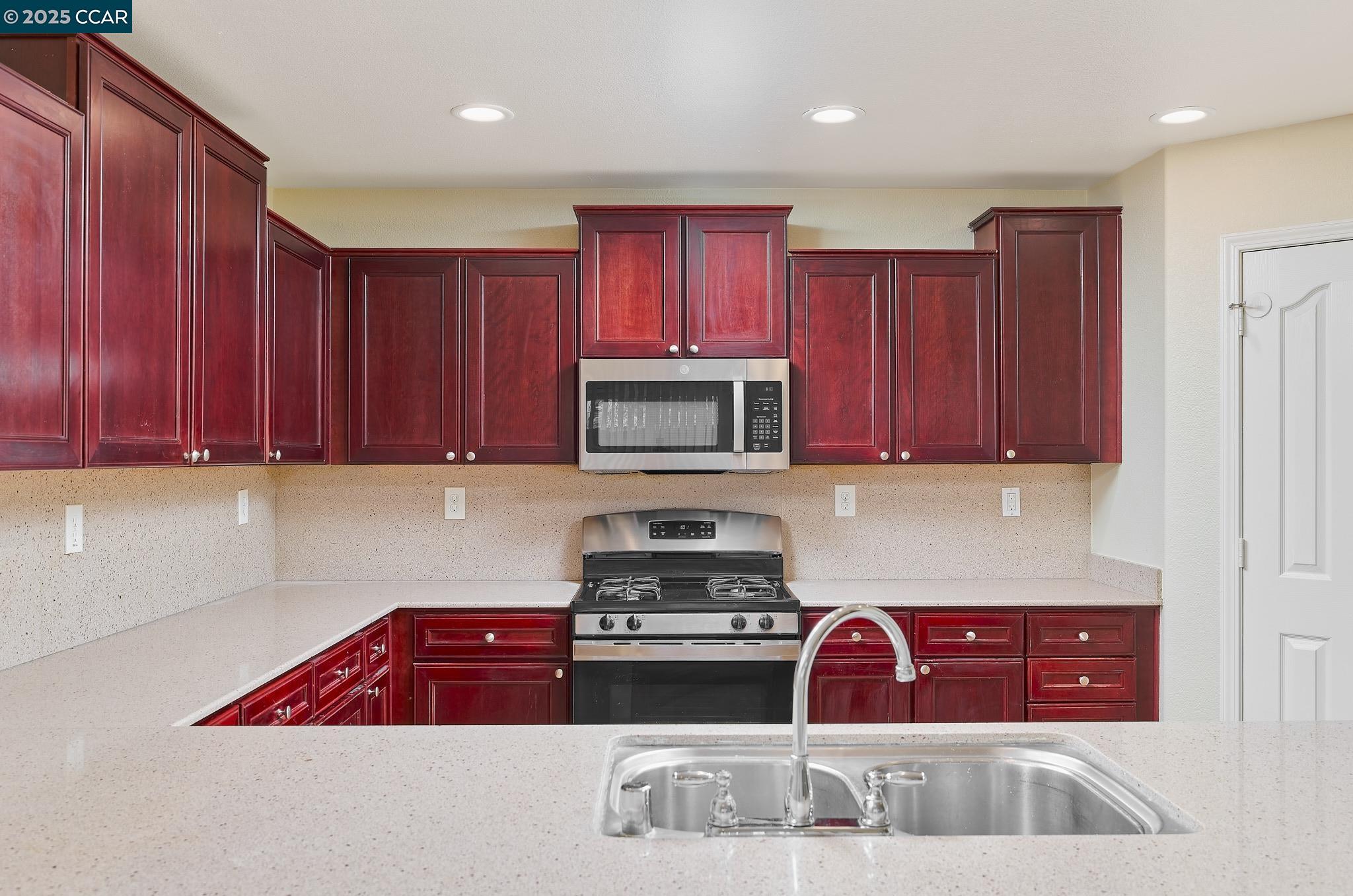 Detail Gallery Image 5 of 25 For 42 Mercury Ct, Pittsburg,  CA 94565 - 5 Beds | 2/1 Baths