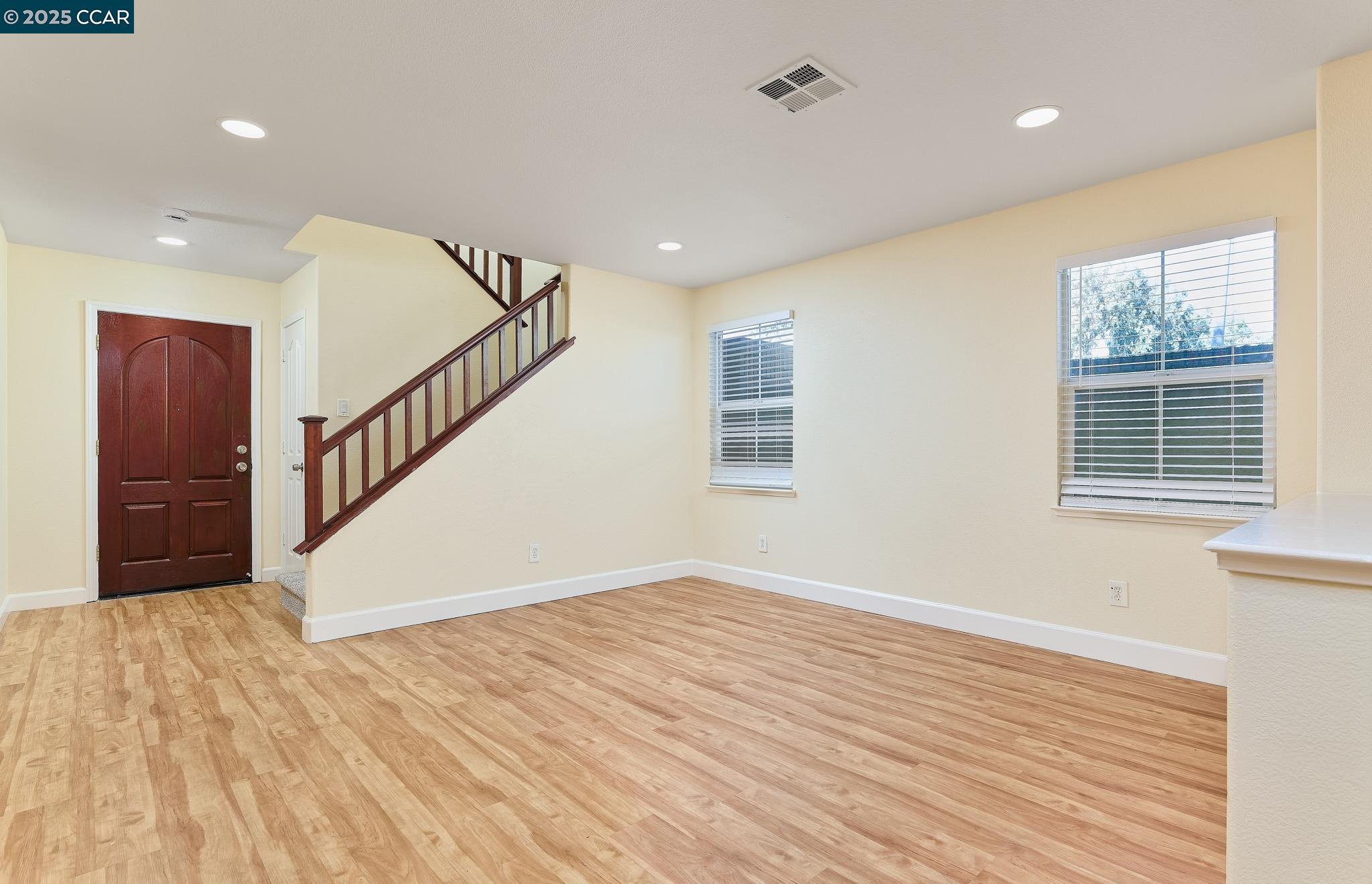 Detail Gallery Image 7 of 25 For 42 Mercury Ct, Pittsburg,  CA 94565 - 5 Beds | 2/1 Baths