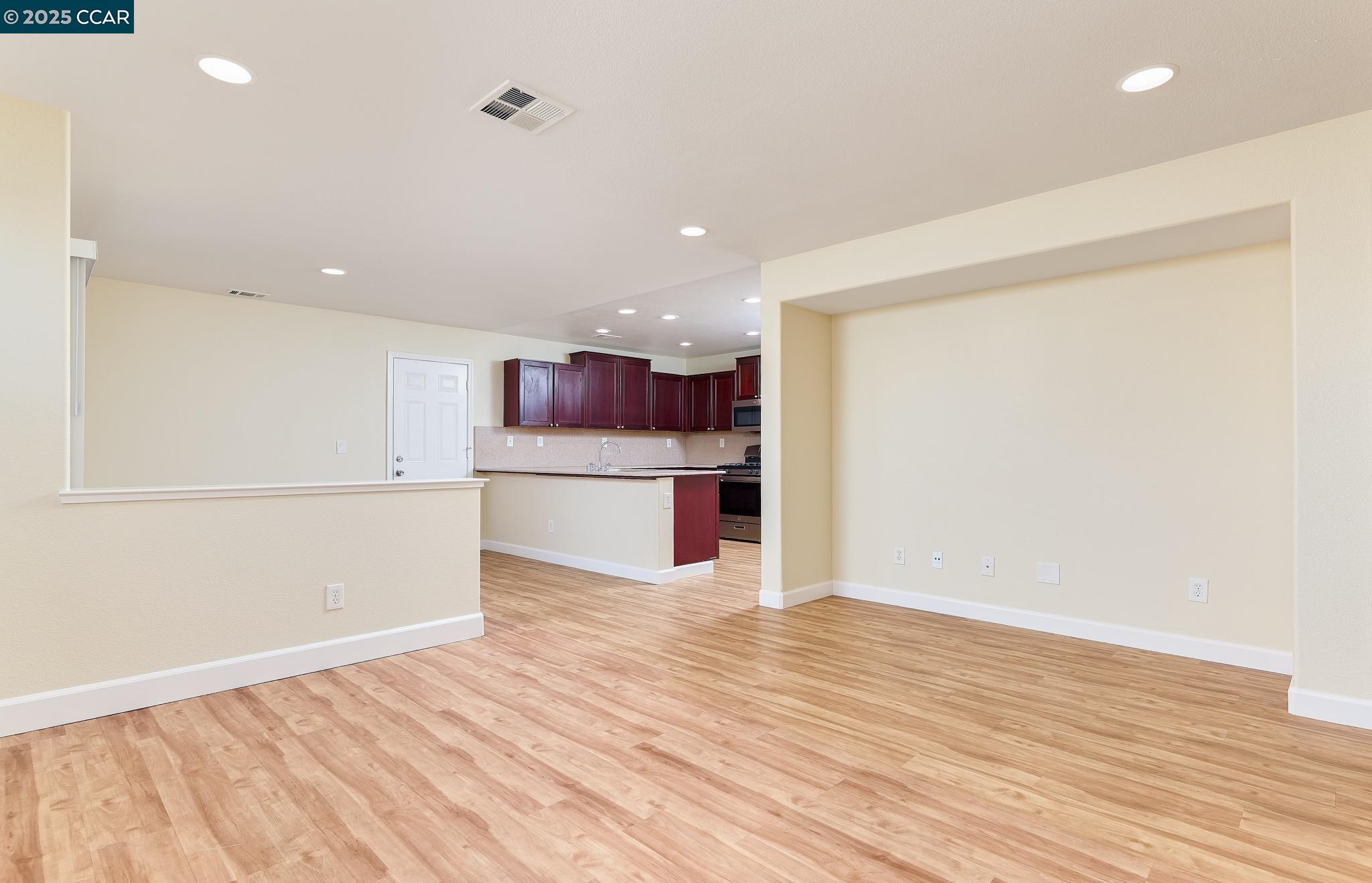 Detail Gallery Image 9 of 25 For 42 Mercury Ct, Pittsburg,  CA 94565 - 5 Beds | 2/1 Baths