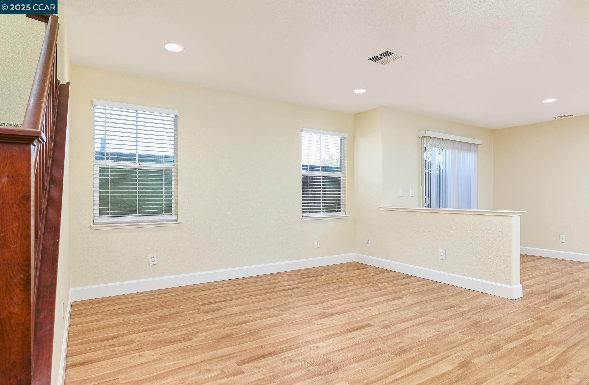 Detail Gallery Image 10 of 25 For 42 Mercury Ct, Pittsburg,  CA 94565 - 5 Beds | 2/1 Baths