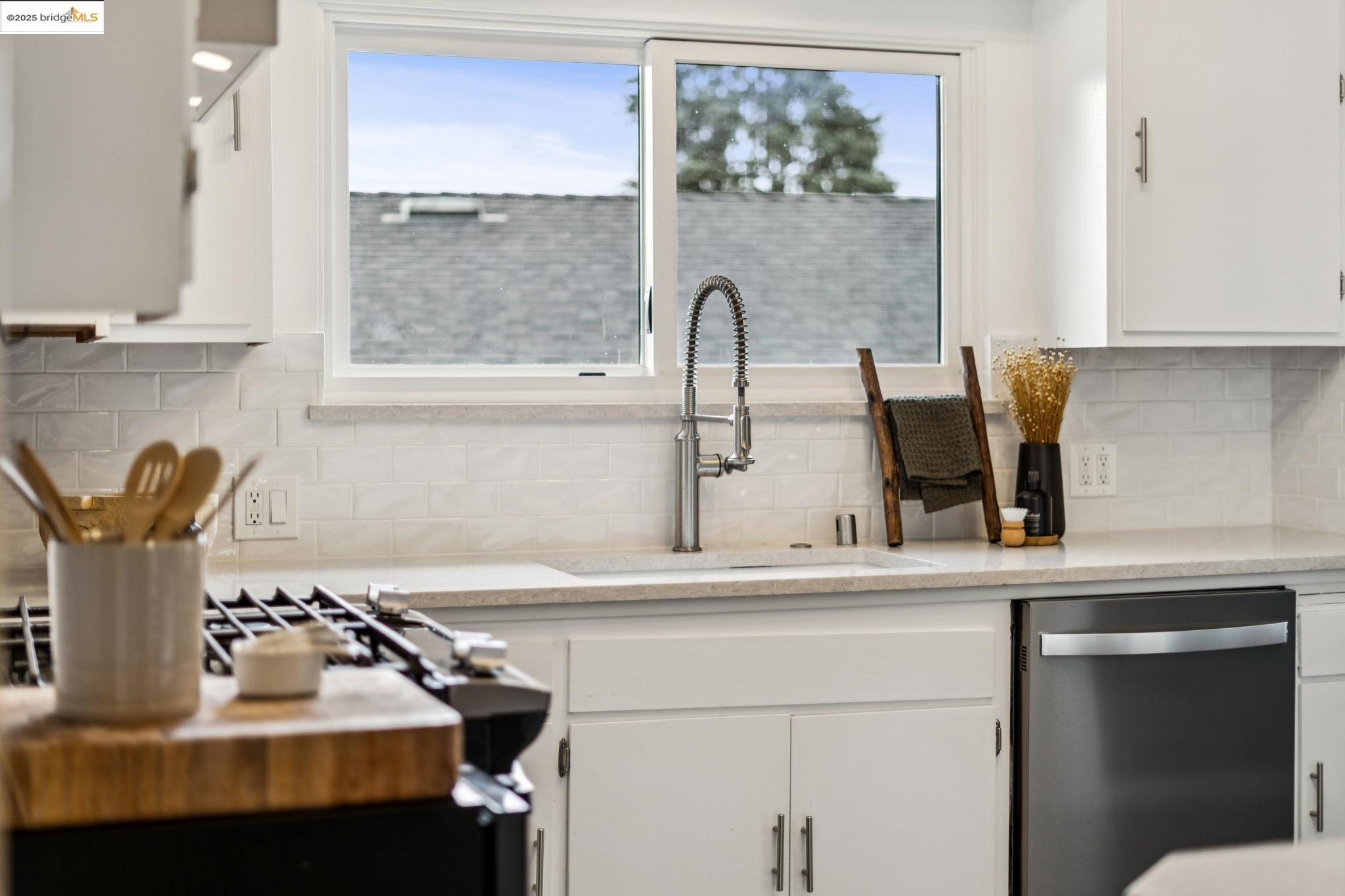 Detail Gallery Image 14 of 44 For 3925 Balfour Avenue, Oakland,  CA 94610 - 3 Beds | 2 Baths