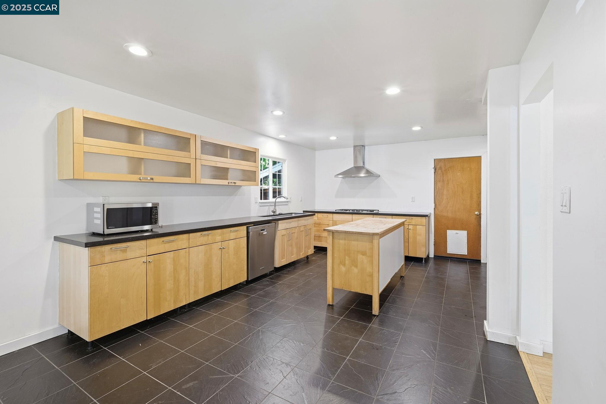 Detail Gallery Image 13 of 36 For 1288 Kentucky Dr, Concord,  CA 94521 - 3 Beds | 2 Baths