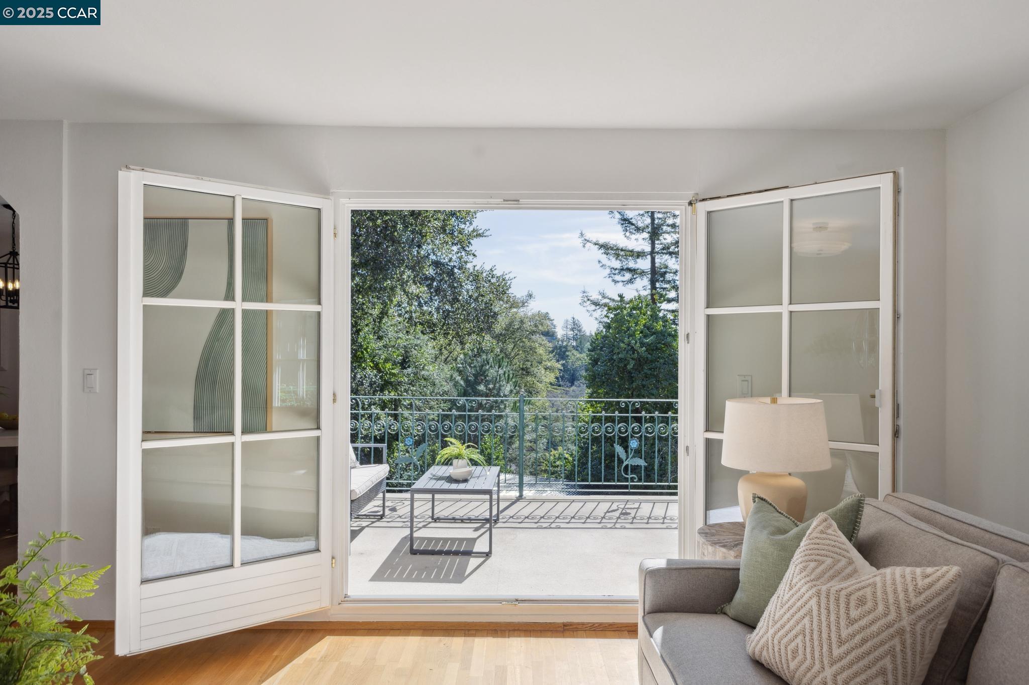 Detail Gallery Image 8 of 52 For 40 Las Palomas, Orinda,  CA 94563-1527 - 4 Beds | 3/1 Baths