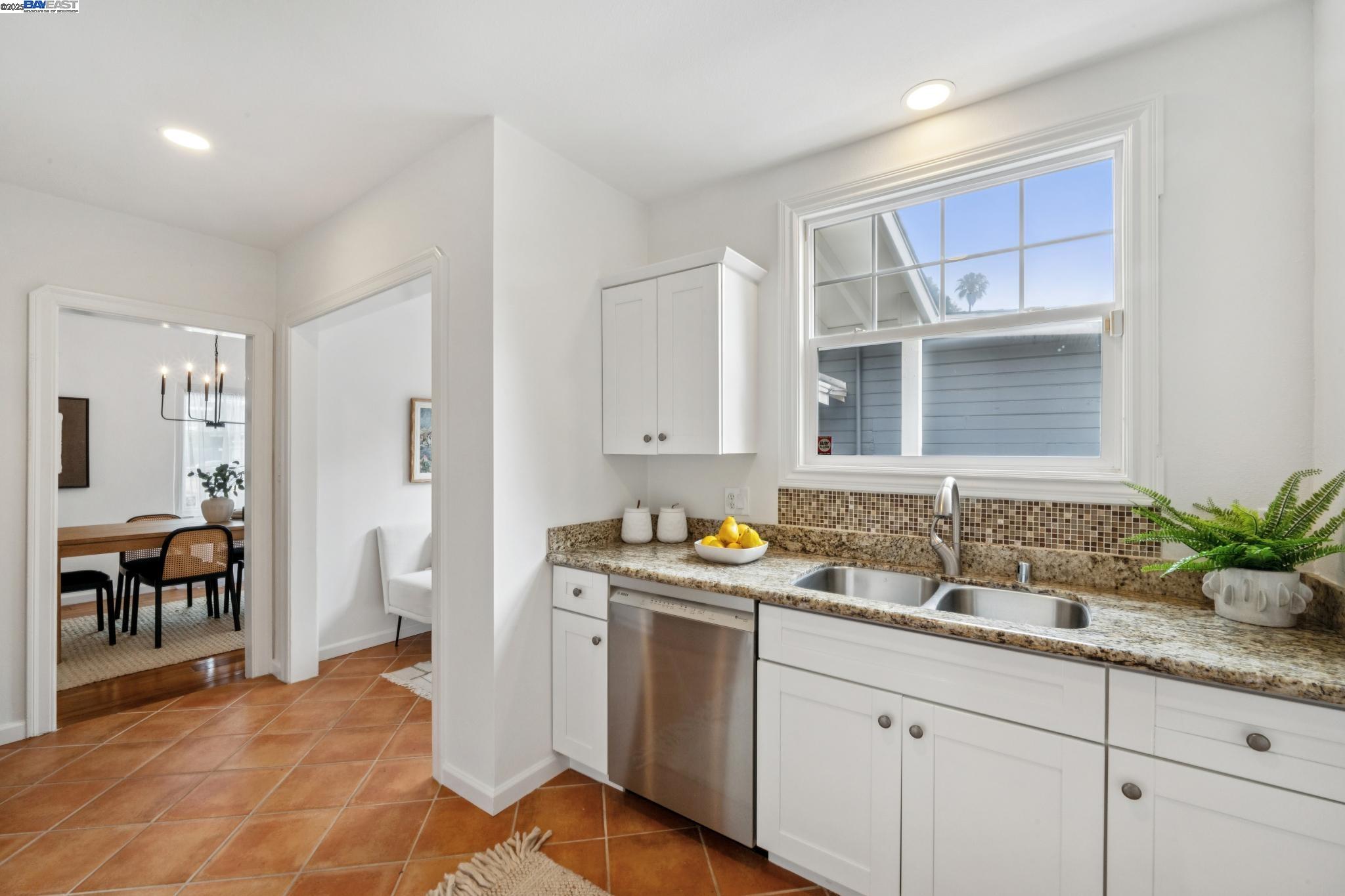 Detail Gallery Image 17 of 40 For 3764 35th Avenue, Oakland,  CA 94619 - 2 Beds | 1 Baths