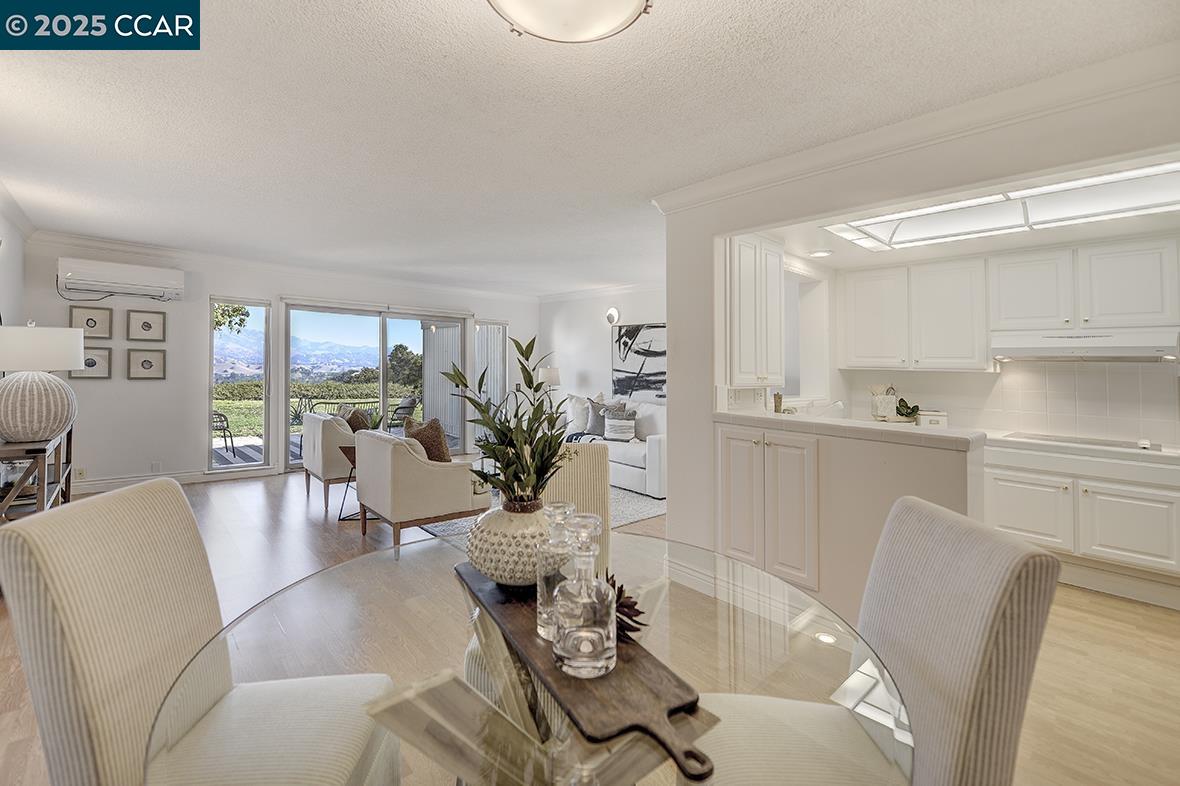 Detail Gallery Image 2 of 58 For 2001 Skycrest Dr #4,  Walnut Creek,  CA 94595 - 3 Beds | 2/1 Baths