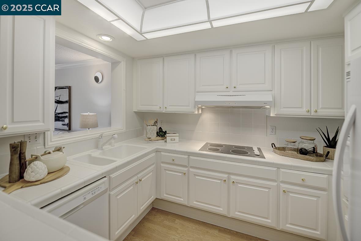 Detail Gallery Image 3 of 58 For 2001 Skycrest Dr #4,  Walnut Creek,  CA 94595 - 3 Beds | 2/1 Baths