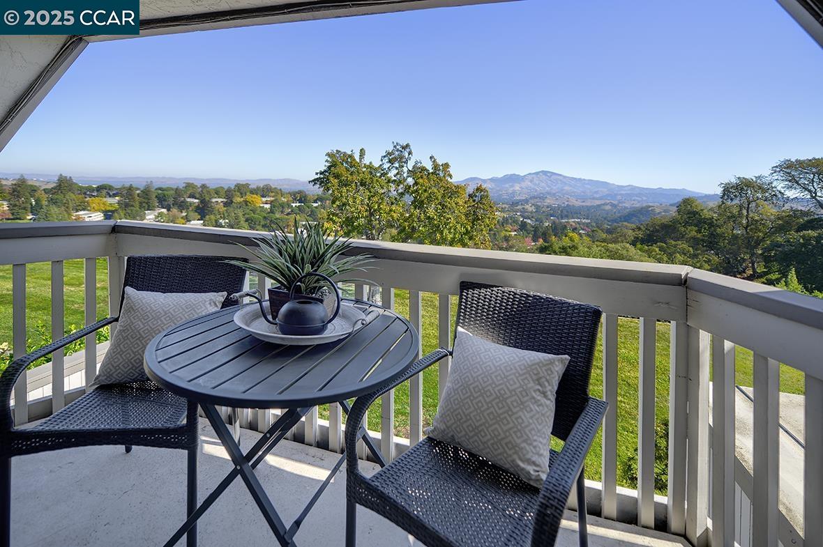 Detail Gallery Image 30 of 58 For 2001 Skycrest Dr #4,  Walnut Creek,  CA 94595 - 3 Beds | 2/1 Baths