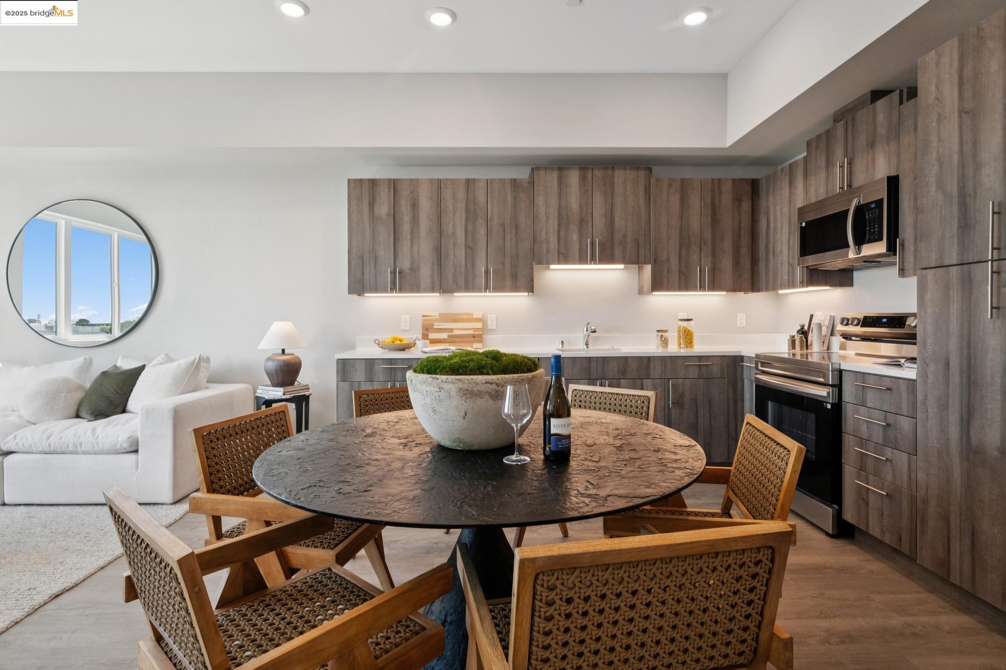 Detail Gallery Image 3 of 26 For 2400 Adeline St #405,  Oakland,  CA 94607 - 1 Beds | 1 Baths