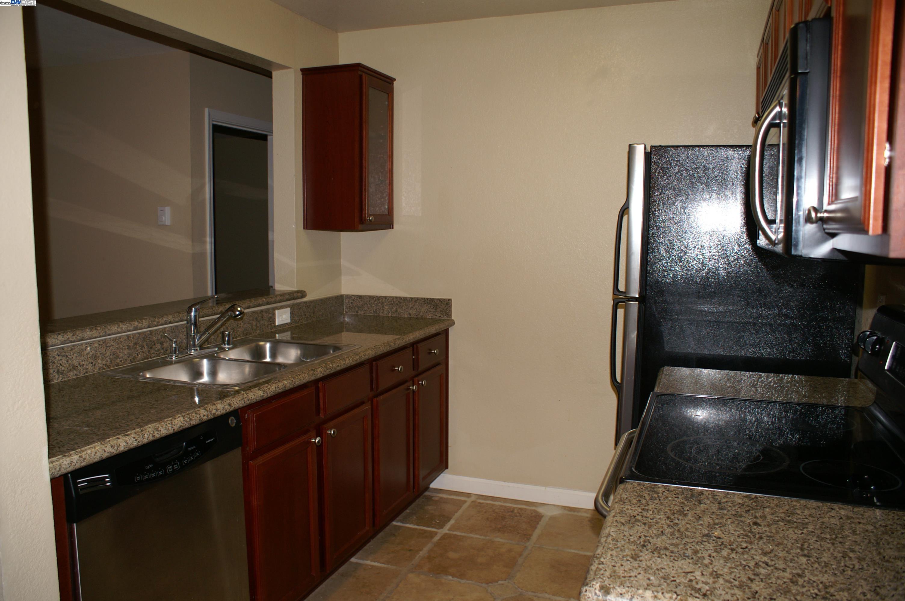 Detail Gallery Image 4 of 8 For 3300 Red Cedar Terrace, Fremont,  CA 94536 - 2 Beds | 2 Baths