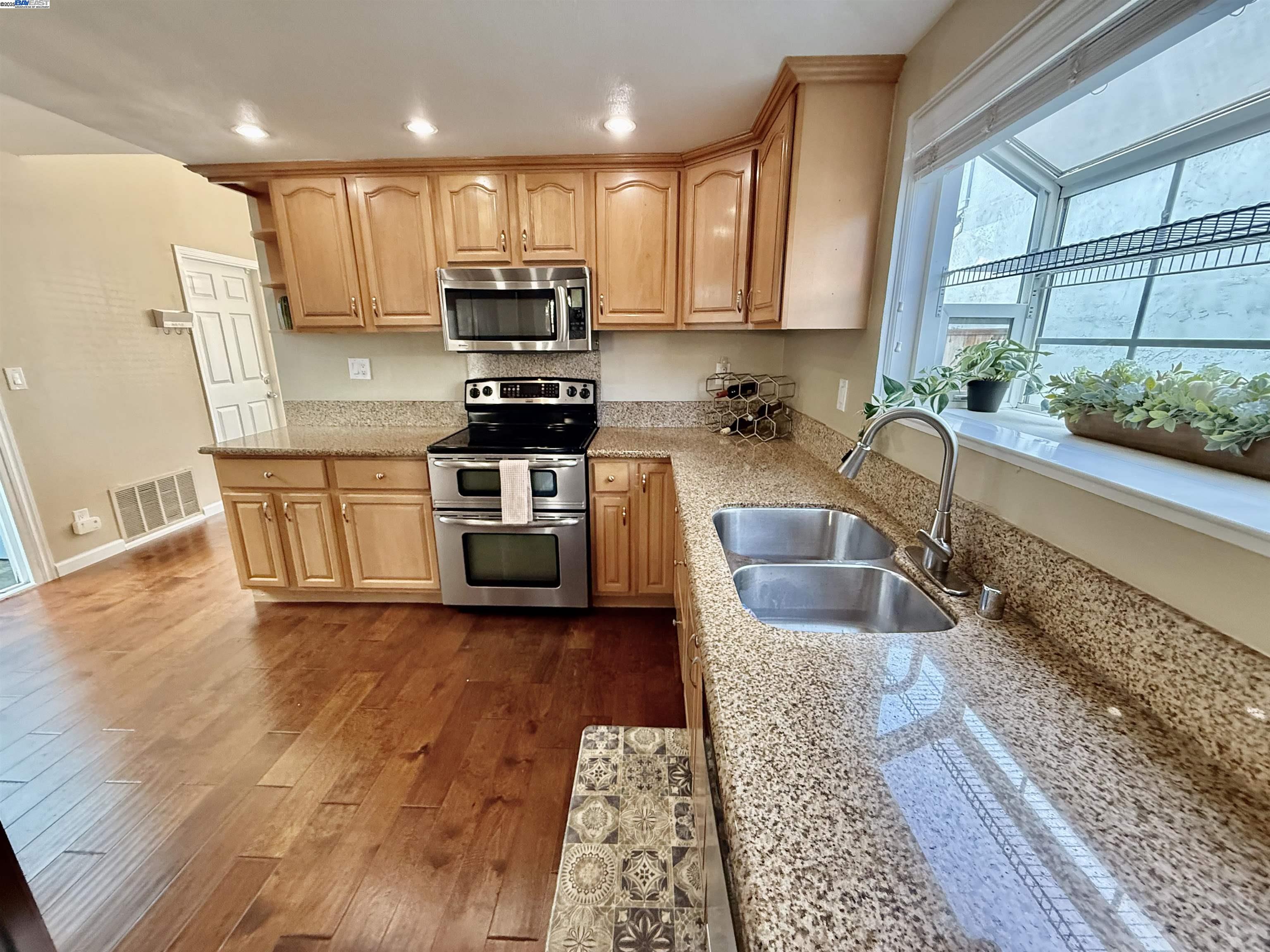 Detail Gallery Image 11 of 48 For 250 Jacaranda Dr, Hayward,  CA 94544 - 3 Beds | 2 Baths