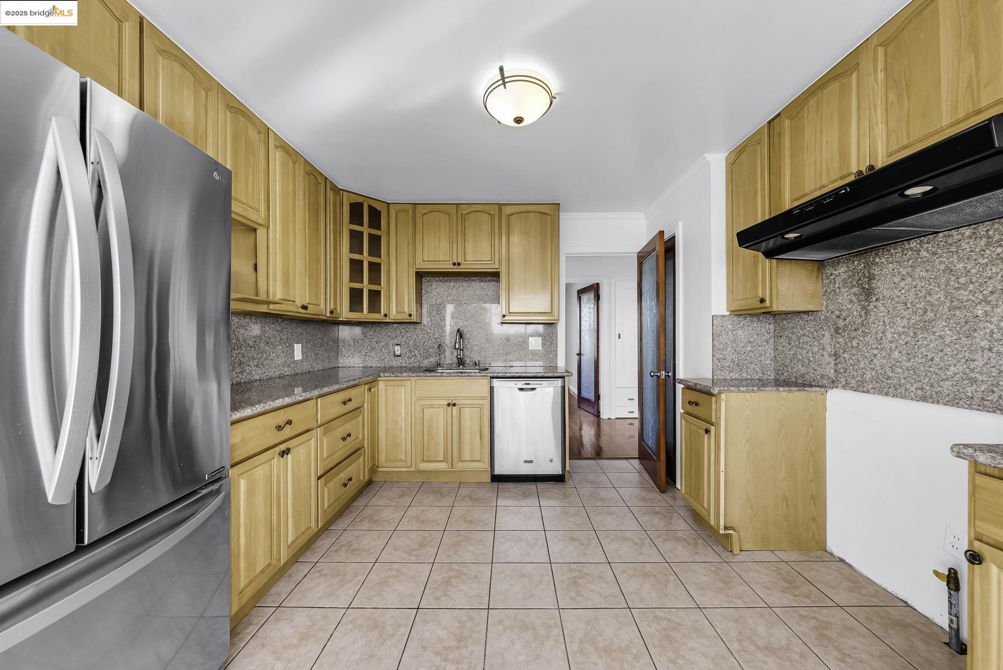 Detail Gallery Image 5 of 18 For 2470 43rd Ave, San Francisco,  CA 94116 - 2 Beds | 1 Baths