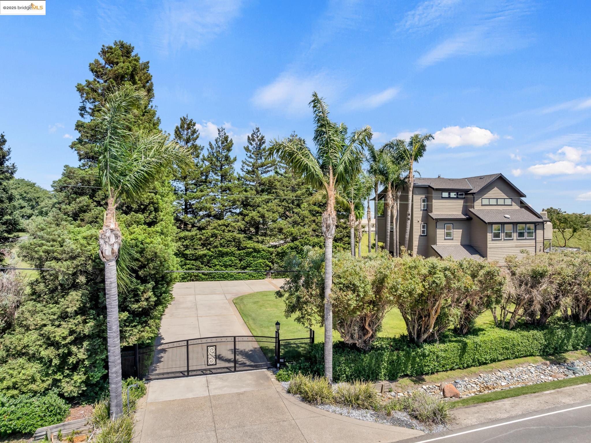 Detail Gallery Image 4 of 49 For 17035 Terminous Rd, Isleton,  CA 95641 - 3 Beds | 3 Baths