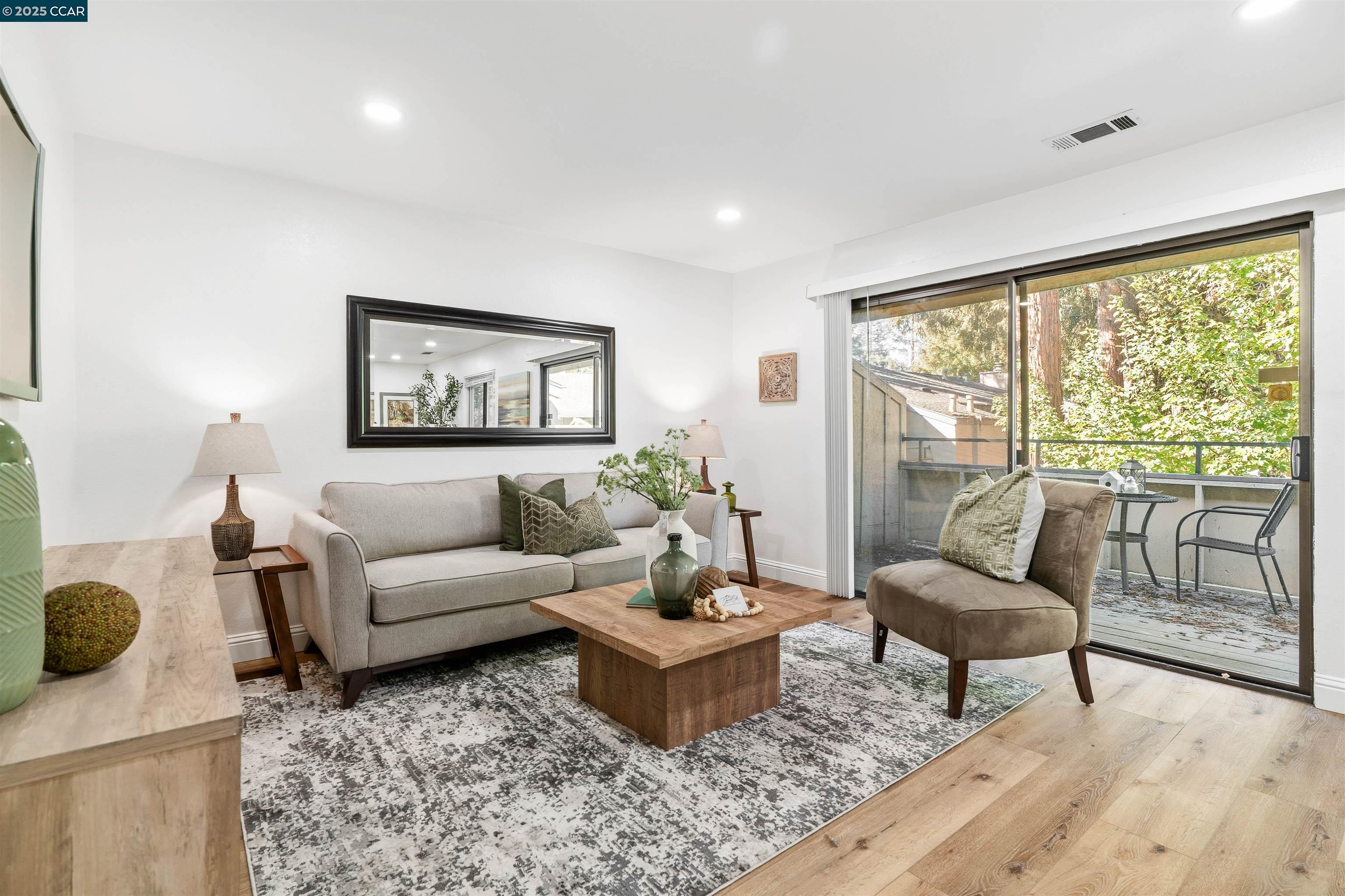 Detail Gallery Image 2 of 11 For 2145 Northwood Cir #B,  Concord,  CA 94520 - 2 Beds | 1 Baths