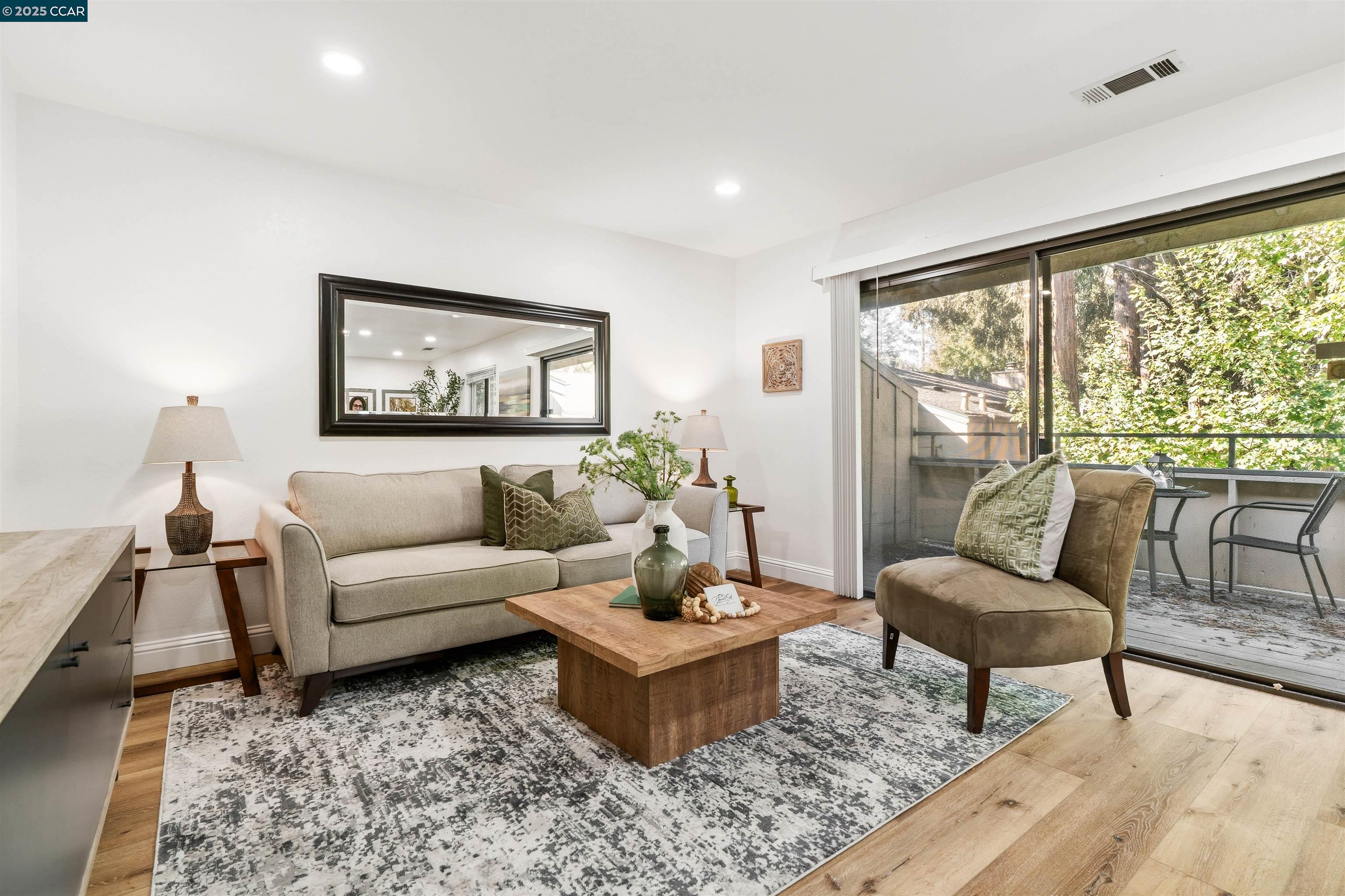 Detail Gallery Image 3 of 11 For 2145 Northwood Cir #B,  Concord,  CA 94520 - 2 Beds | 1 Baths