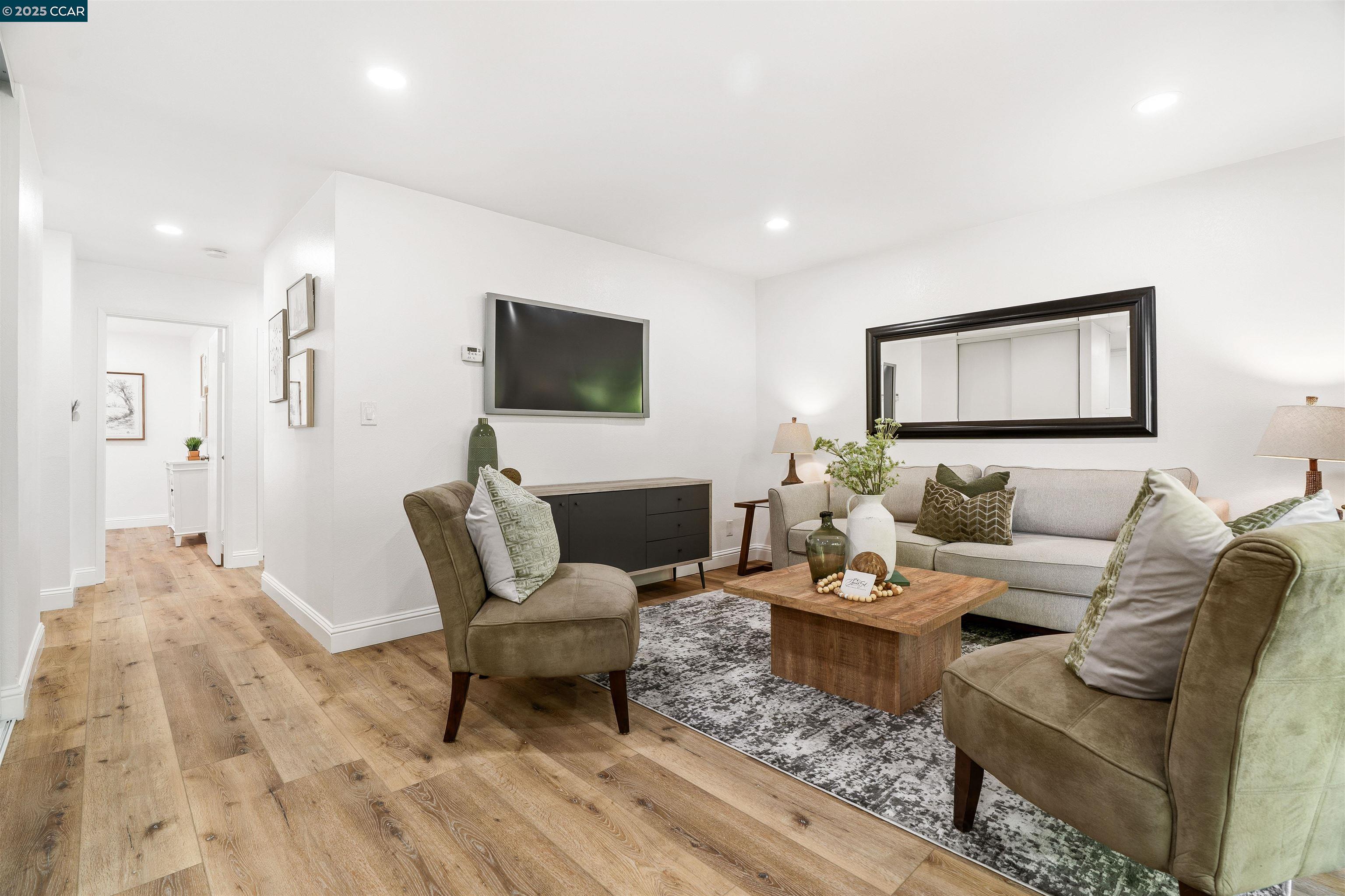 Detail Gallery Image 4 of 11 For 2145 Northwood Cir #B,  Concord,  CA 94520 - 2 Beds | 1 Baths