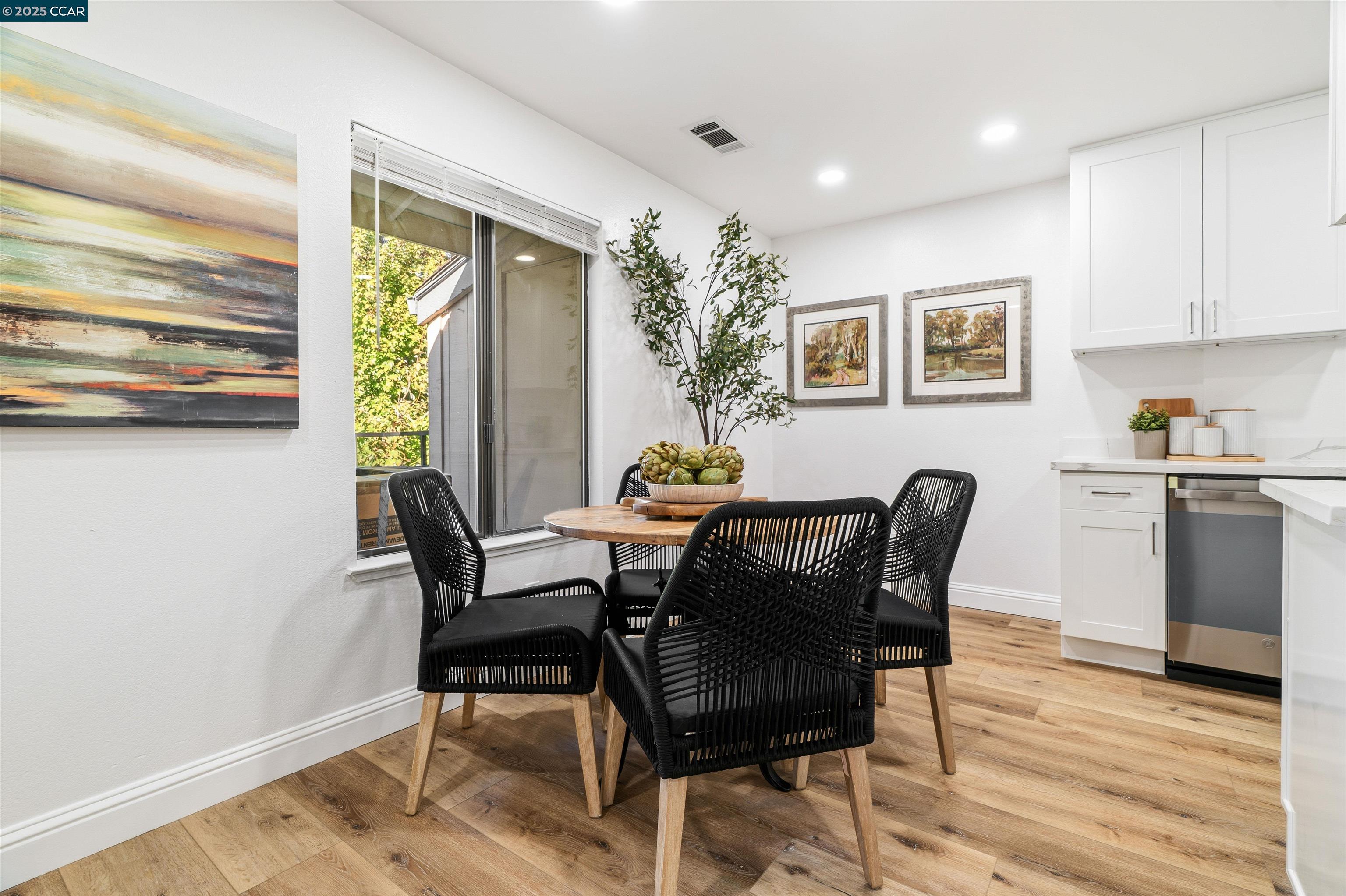 Detail Gallery Image 5 of 11 For 2145 Northwood Cir #B,  Concord,  CA 94520 - 2 Beds | 1 Baths