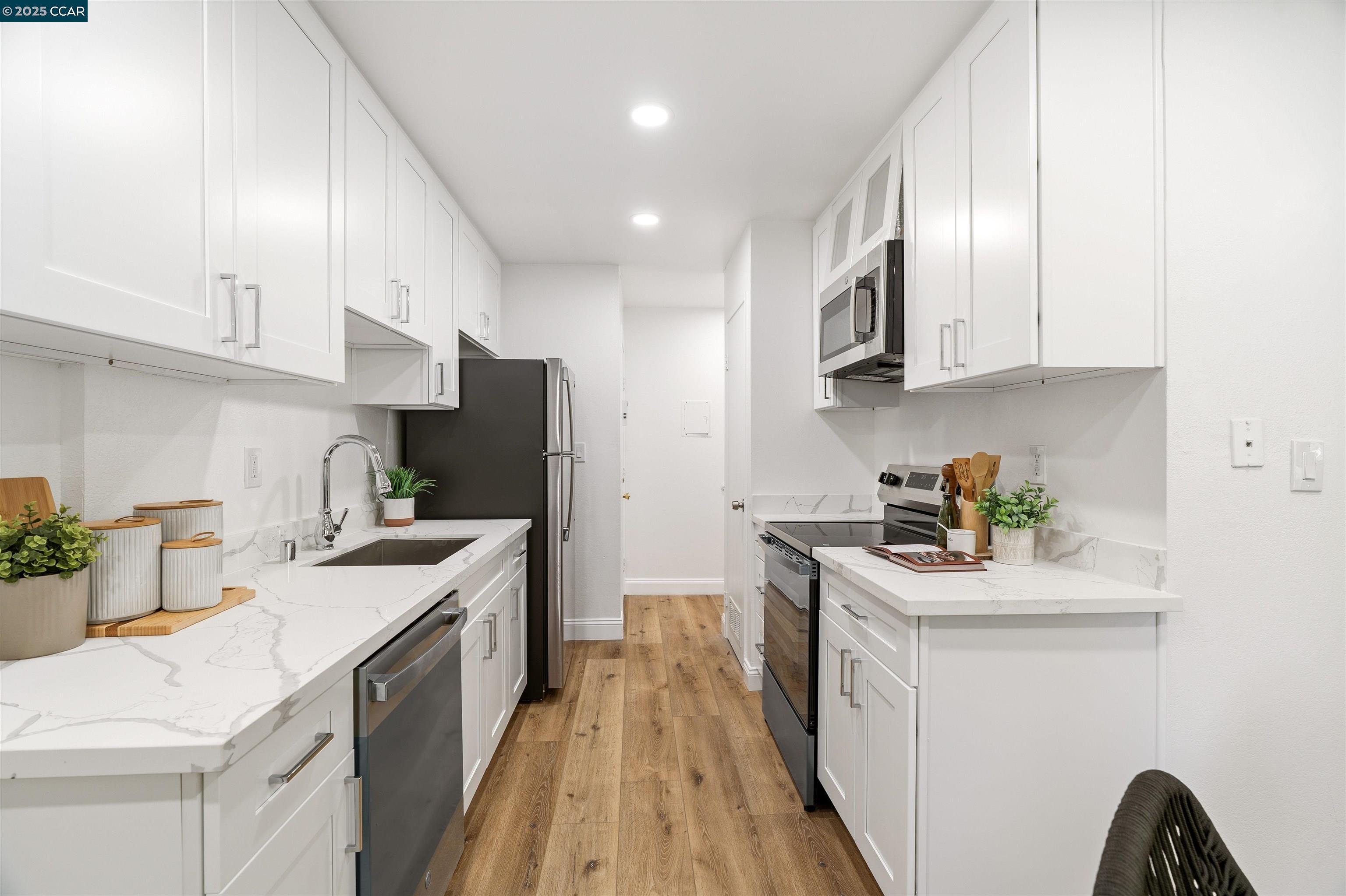 Detail Gallery Image 6 of 11 For 2145 Northwood Cir #B,  Concord,  CA 94520 - 2 Beds | 1 Baths