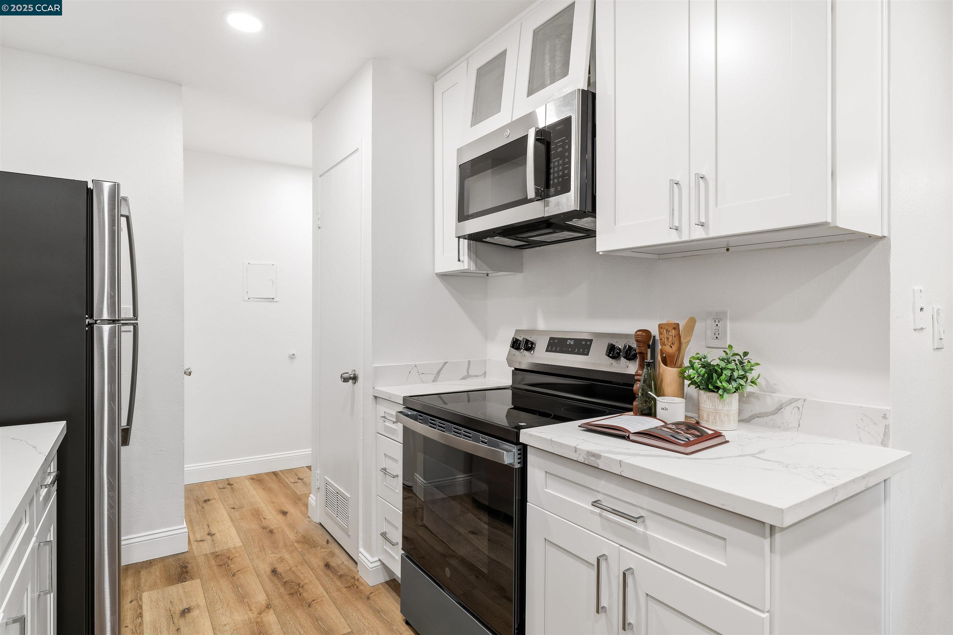 Detail Gallery Image 7 of 11 For 2145 Northwood Cir #B,  Concord,  CA 94520 - 2 Beds | 1 Baths