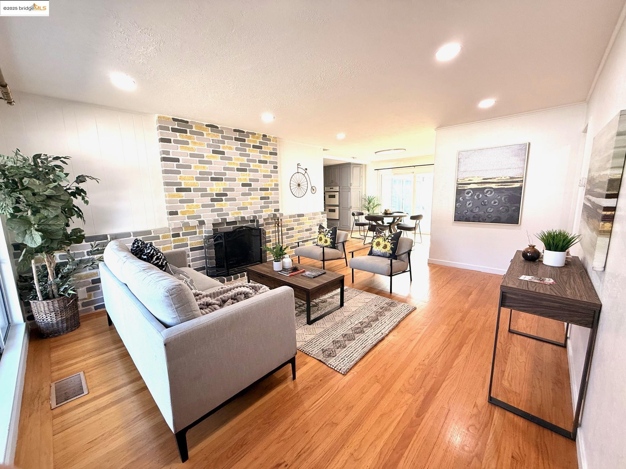 Detail Gallery Image 4 of 27 For 17453 via Valencia, San Lorenzo,  CA 94580 - 4 Beds | 2 Baths