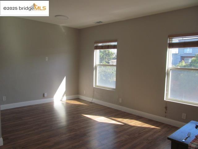 Detail Gallery Image 8 of 8 For 2807 Filbert, Oakland,  CA 94607 - 3 Beds | 3 Baths