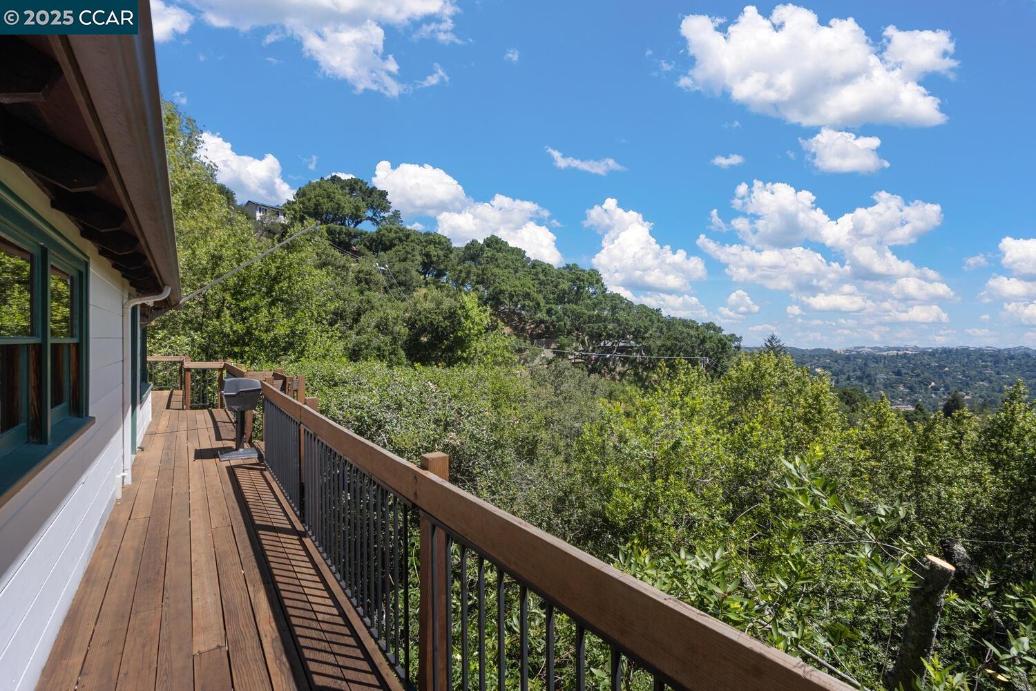 Detail Gallery Image 16 of 40 For 37 La Madronal, Orinda,  CA 94563 - 4 Beds | 2 Baths