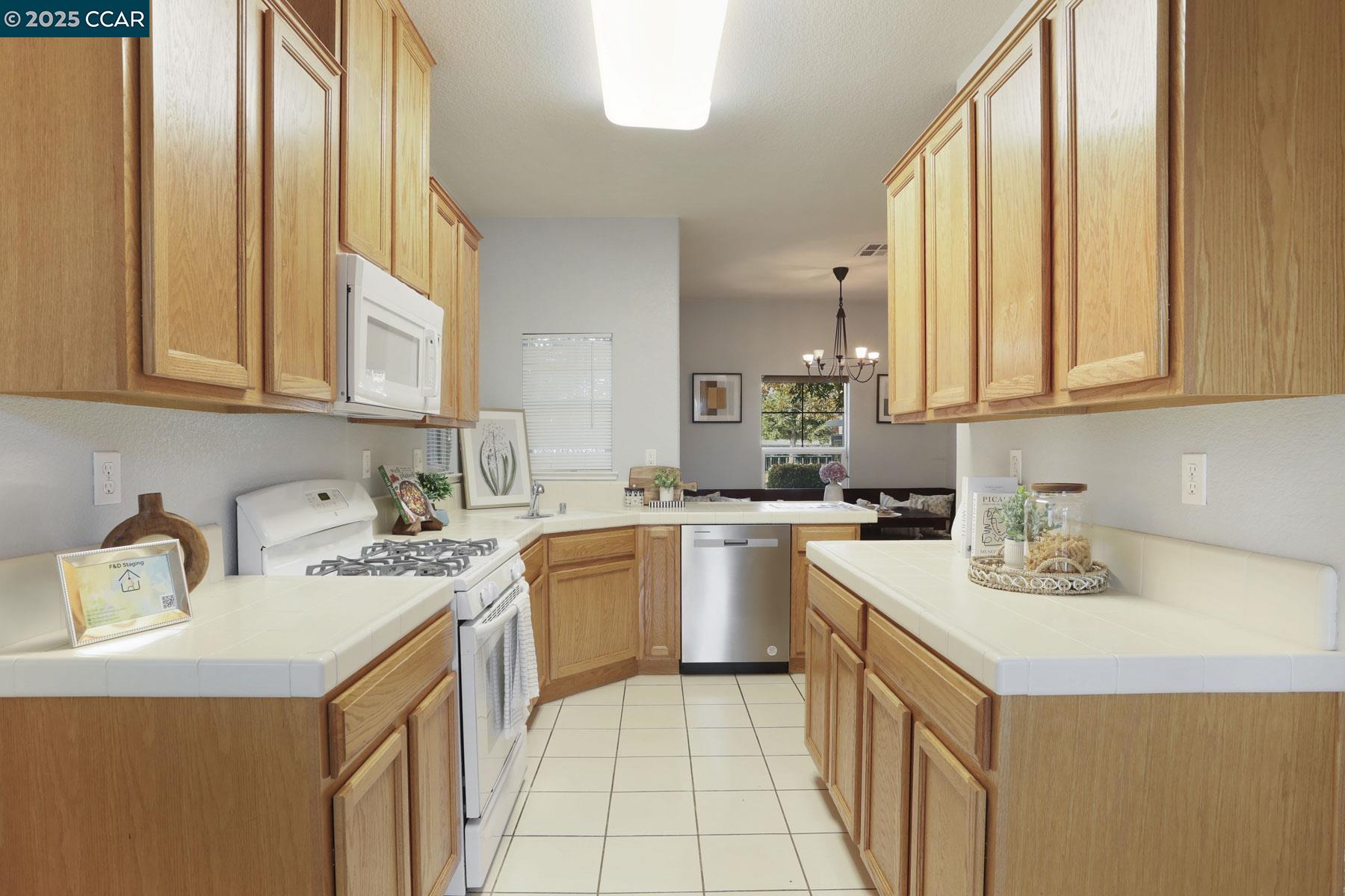 Detail Gallery Image 11 of 33 For 1646 Old Bridge Way, Stockton,  CA 95204 - 3 Beds | 2/1 Baths