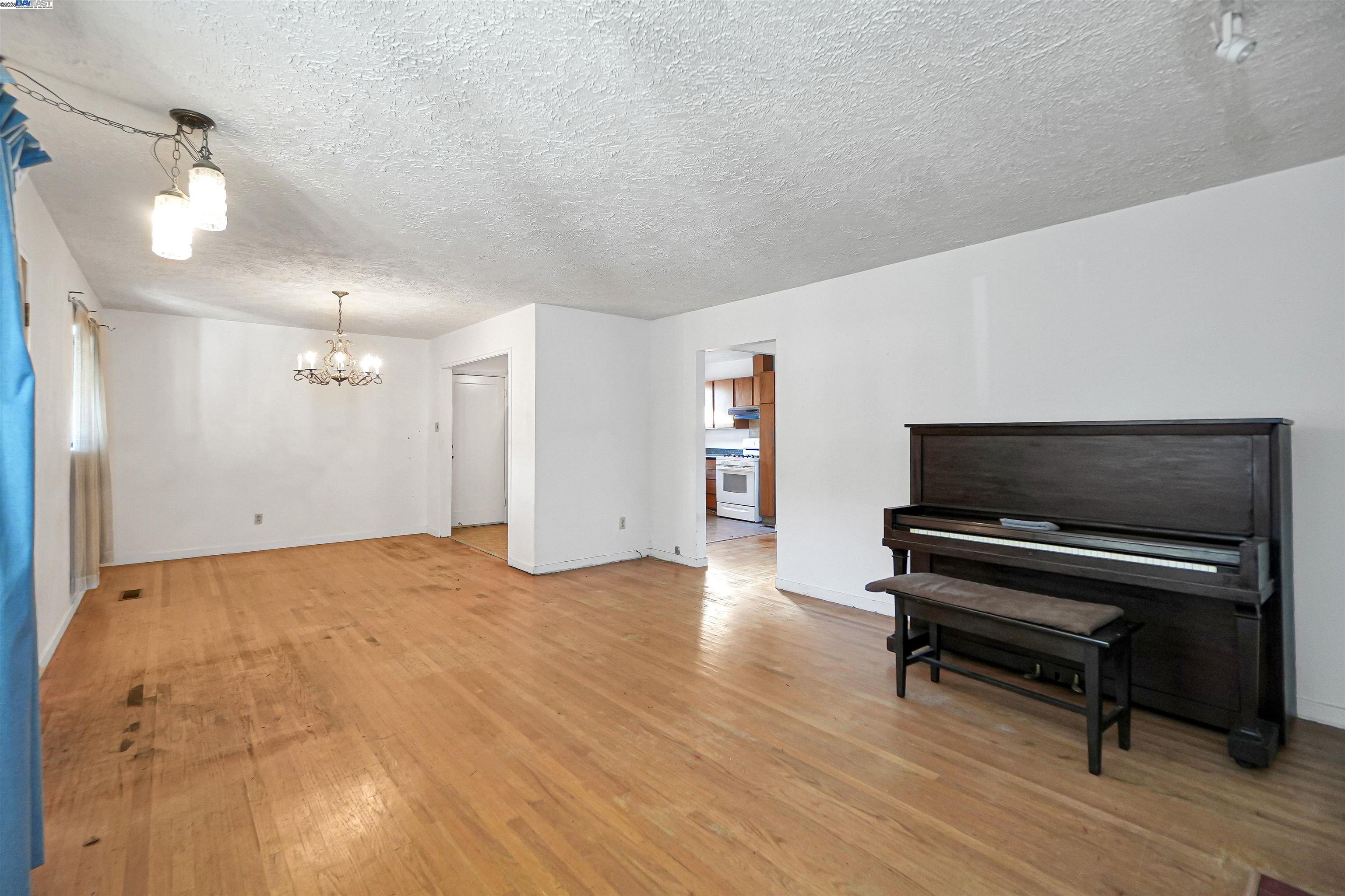 Detail Gallery Image 6 of 35 For 266 Gloria St, Hayward,  CA 94544 - 3 Beds | 1 Baths