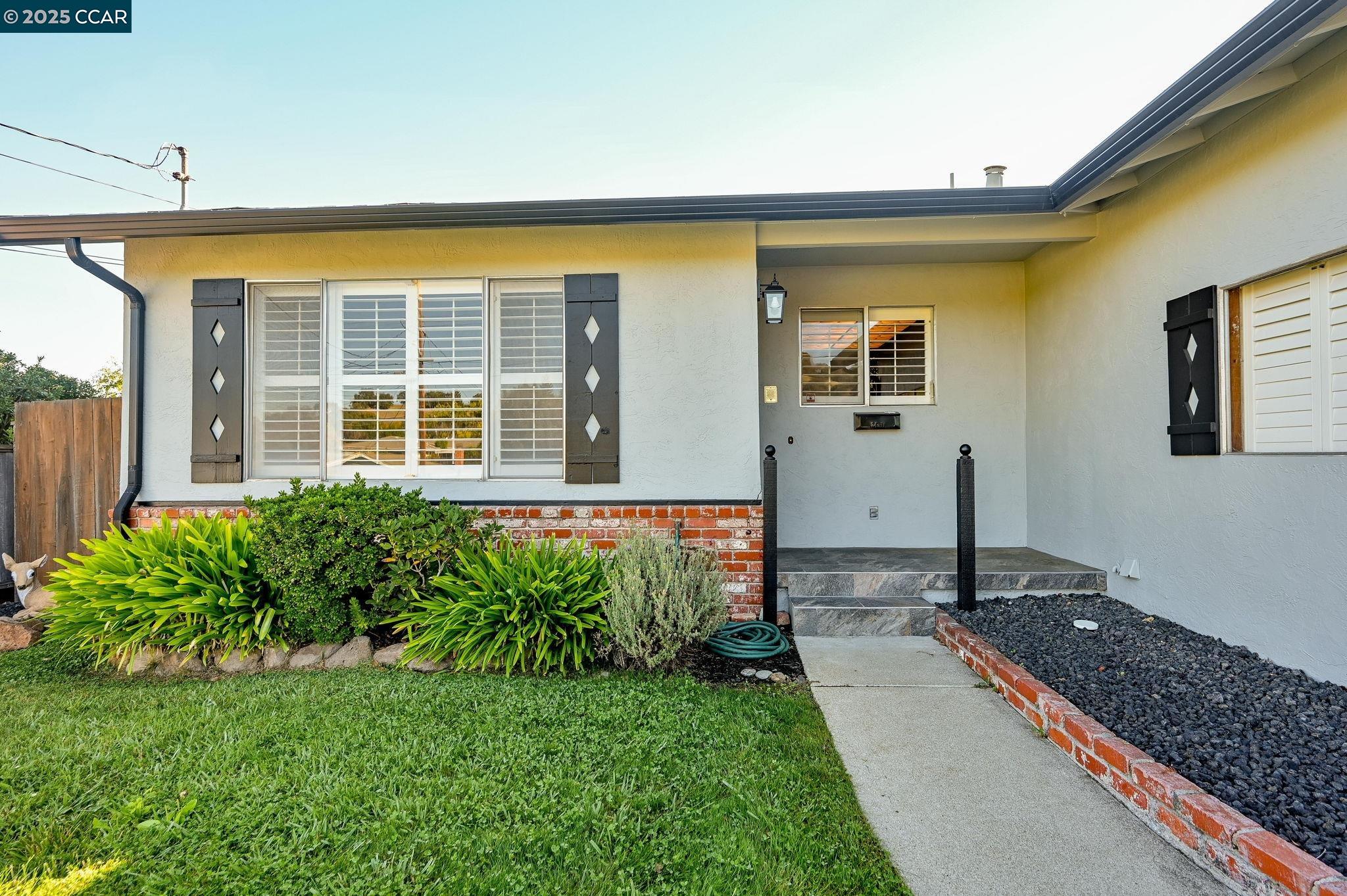 Detail Gallery Image 2 of 26 For 1132 Paradise Dr, Martinez,  CA 94553 - 3 Beds | 2 Baths