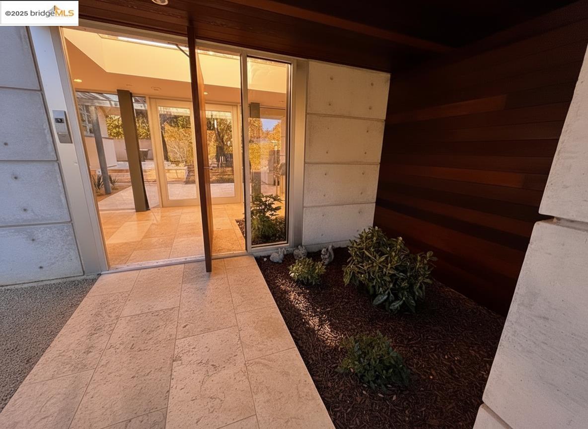 Detail Gallery Image 4 of 43 For 4000 Manzana Lane, Palo Alto,  CA 94306 - 6 Beds | 6 Baths