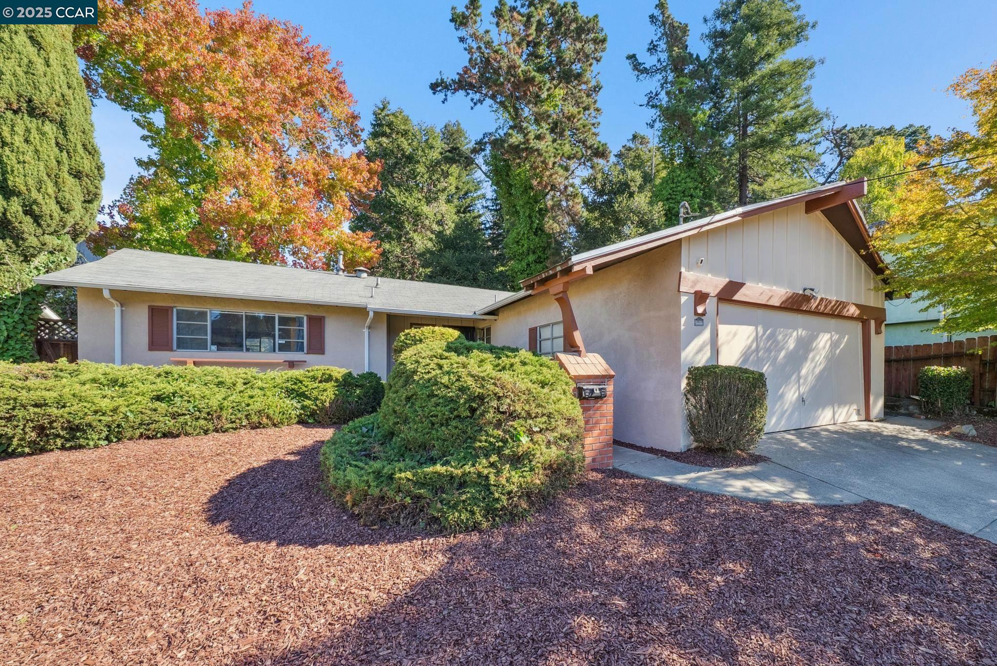 Detail Gallery Image 2 of 43 For 10910 Glen Artney St, Oakland,  CA 94605 - 3 Beds | 2 Baths