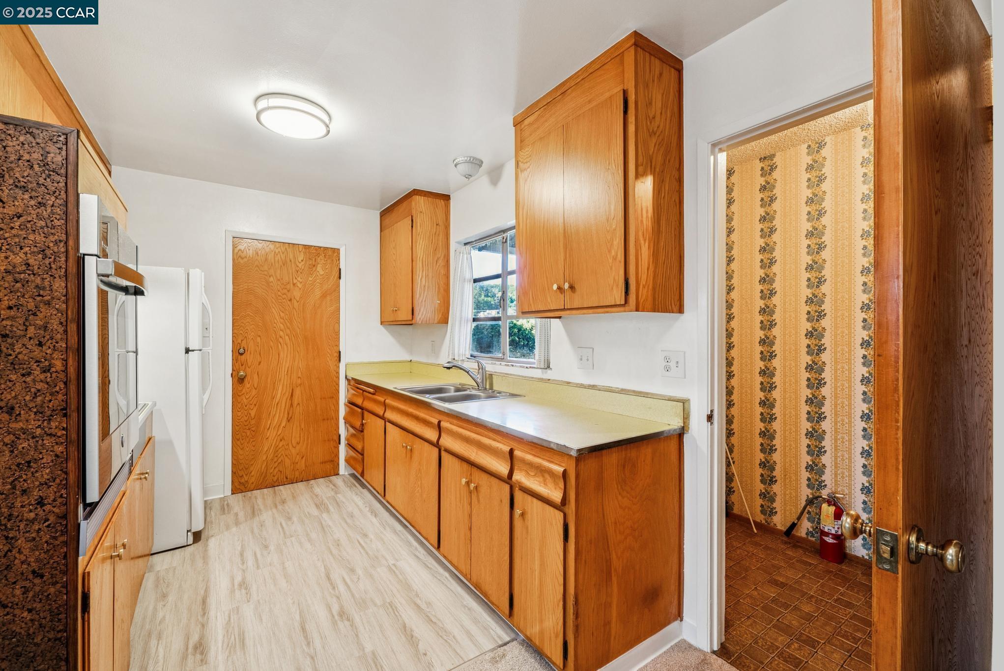 Detail Gallery Image 17 of 43 For 10910 Glen Artney St, Oakland,  CA 94605 - 3 Beds | 2 Baths