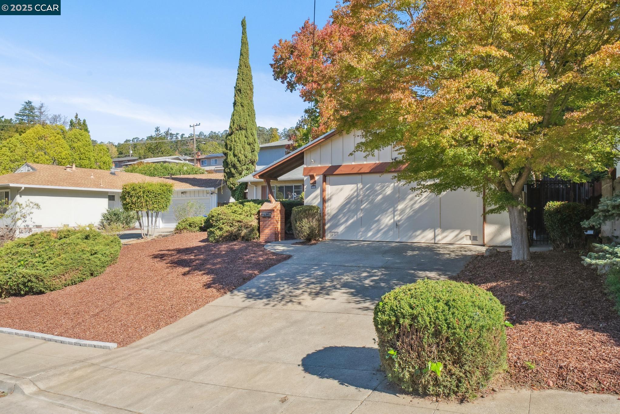 Detail Gallery Image 3 of 43 For 10910 Glen Artney St, Oakland,  CA 94605 - 3 Beds | 2 Baths