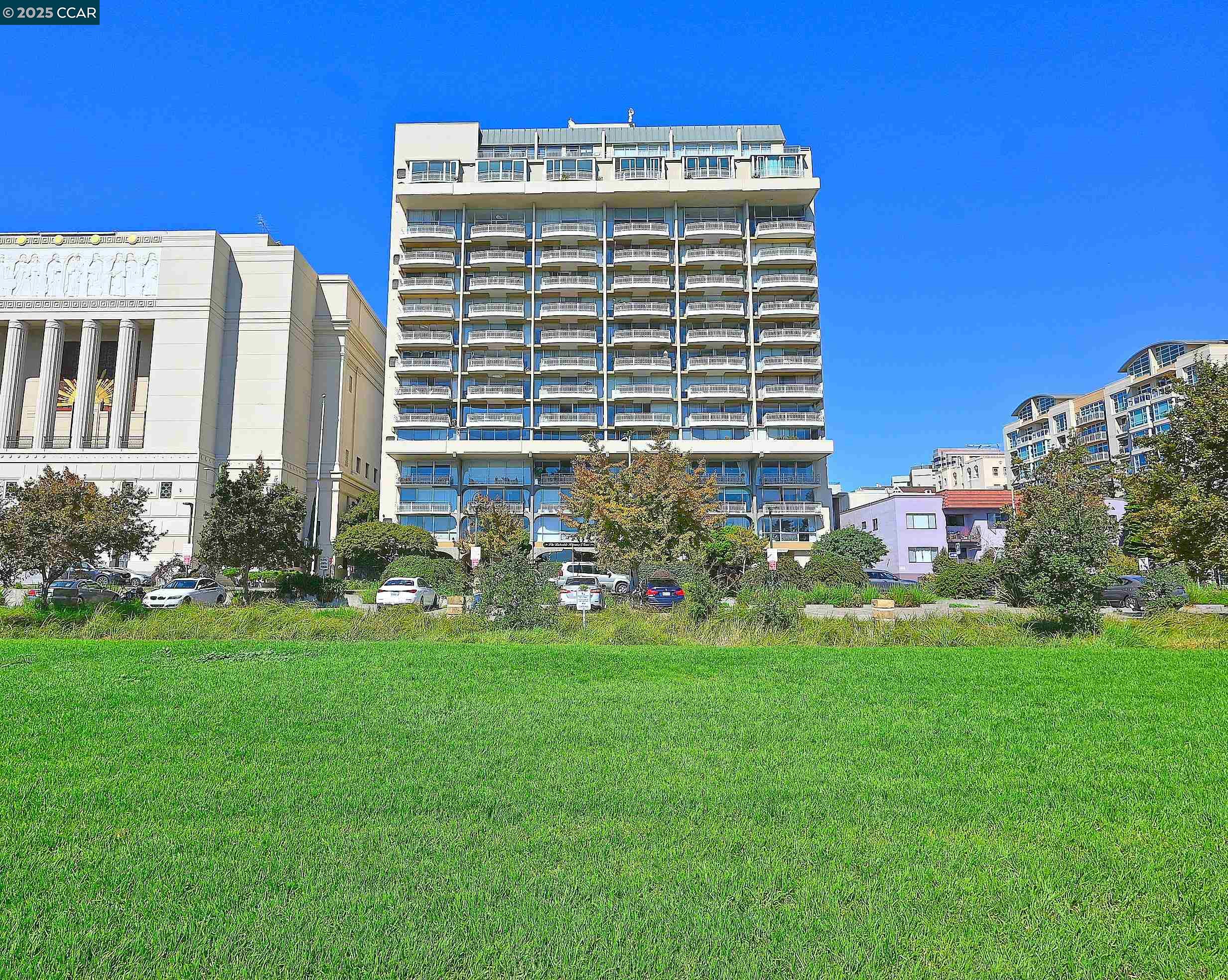 Detail Gallery Image 3 of 38 For 1555 Lakeside Drive #184,  Oakland,  CA 94612 - 2 Beds | 2 Baths