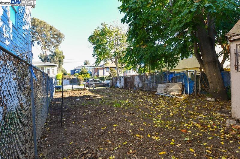 Detail Gallery Image 3 of 4 For 1011 Willow St, Oakland,  CA 94607 - – Beds | – Baths