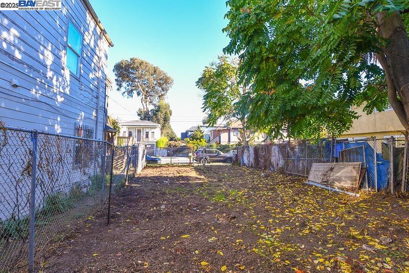 Detail Gallery Image 4 of 4 For 1011 Willow St, Oakland,  CA 94607 - – Beds | – Baths