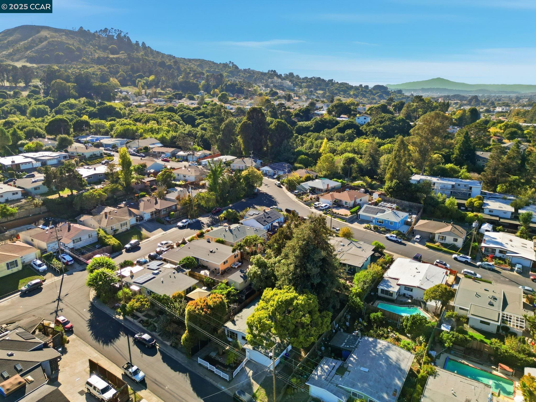 Detail Gallery Image 32 of 35 For 3950 Milton Dr, El Sobrante,  CA 94803 - 3 Beds | 2 Baths