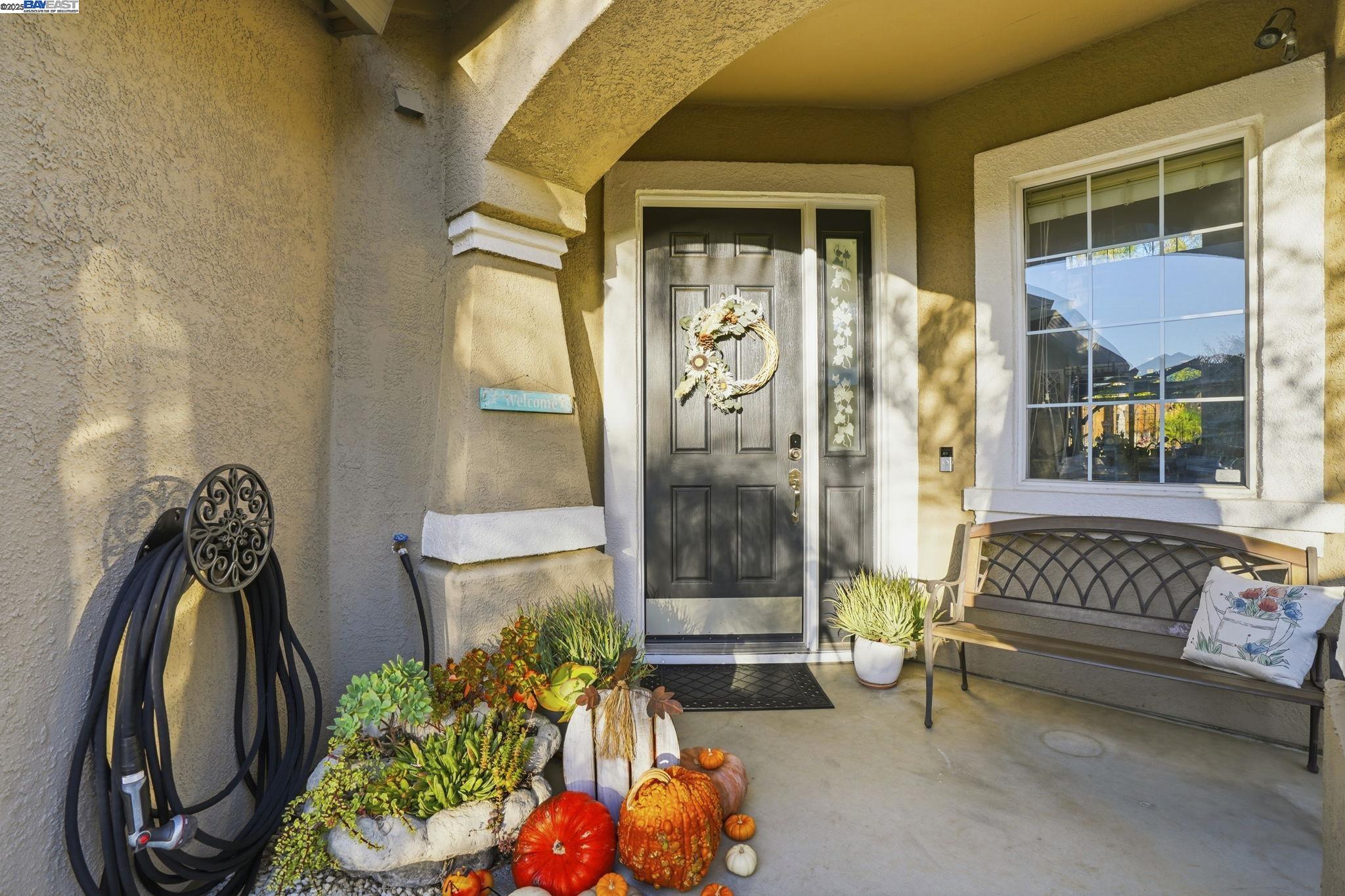 Detail Gallery Image 2 of 44 For 1622 Altamont Cir, Livermore,  CA 94551 - 5 Beds | 3 Baths