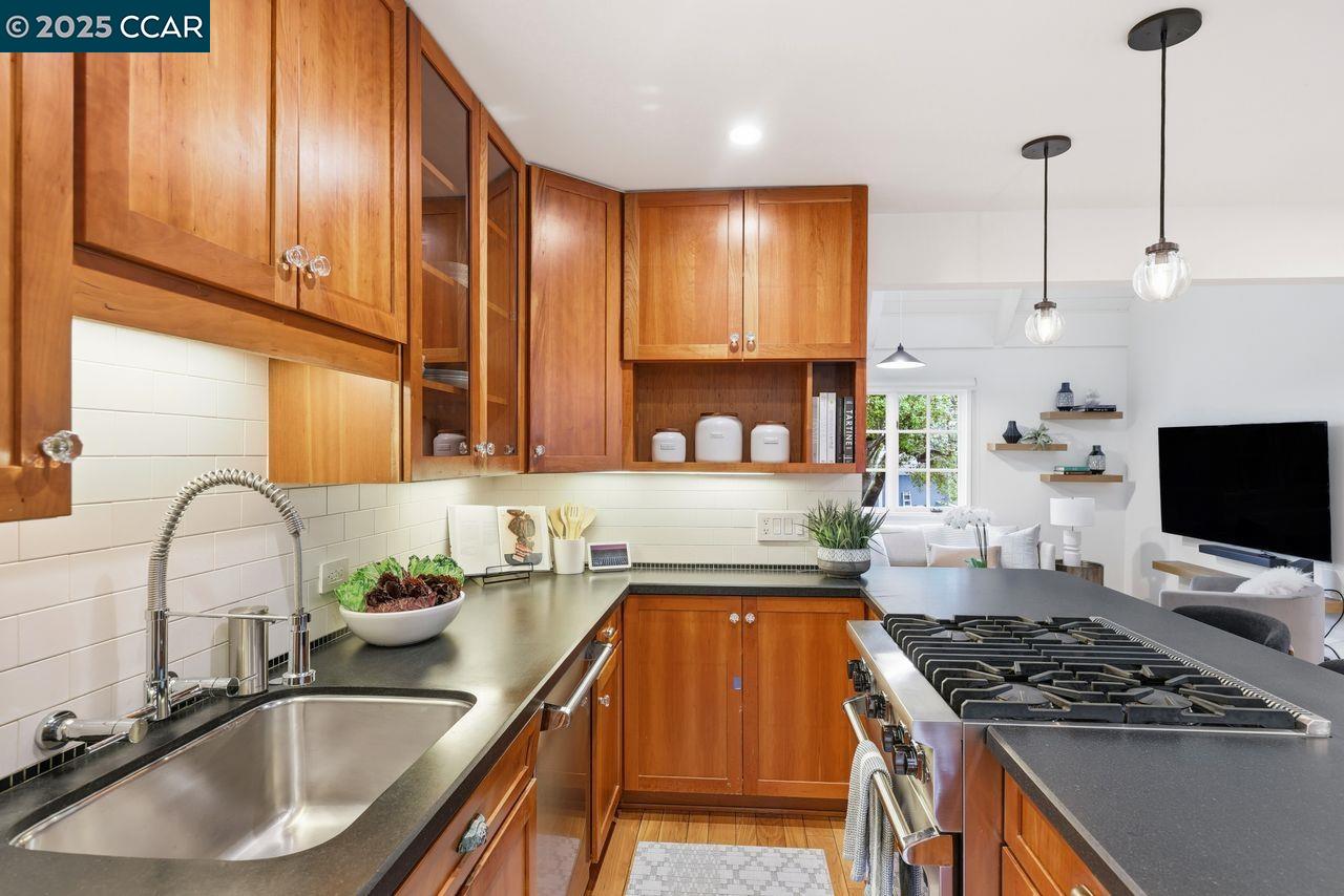 Detail Gallery Image 10 of 22 For 129 Spring Rd, Orinda,  CA 94563 - 3 Beds | 2 Baths