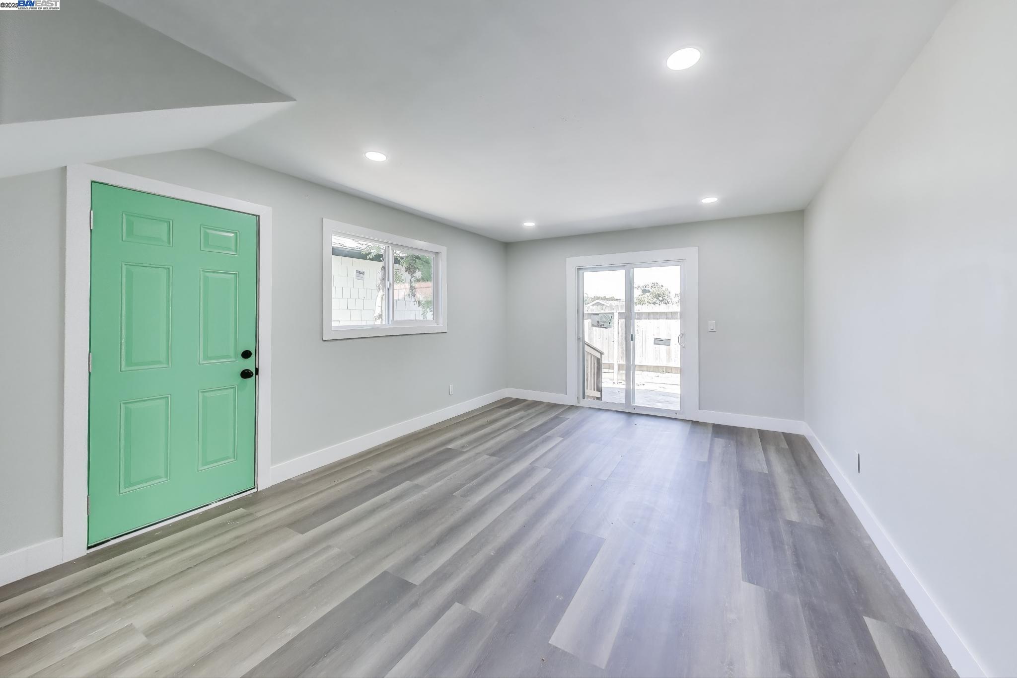 Detail Gallery Image 16 of 26 For 2131 Pomona Ave, Martinez,  CA 94553 - 4 Beds | 2 Baths