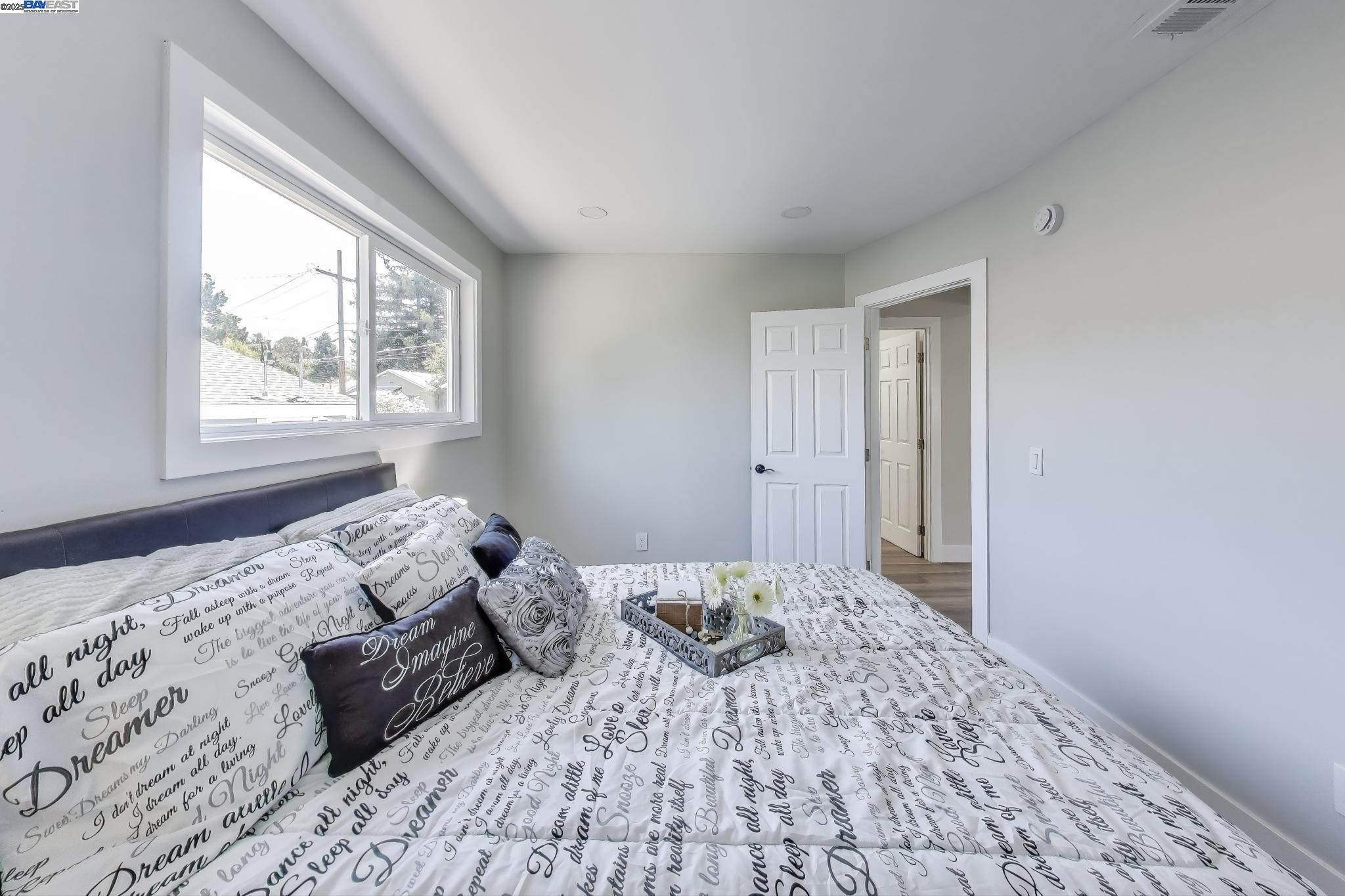 Detail Gallery Image 8 of 26 For 2131 Pomona Ave, Martinez,  CA 94553 - 4 Beds | 2 Baths