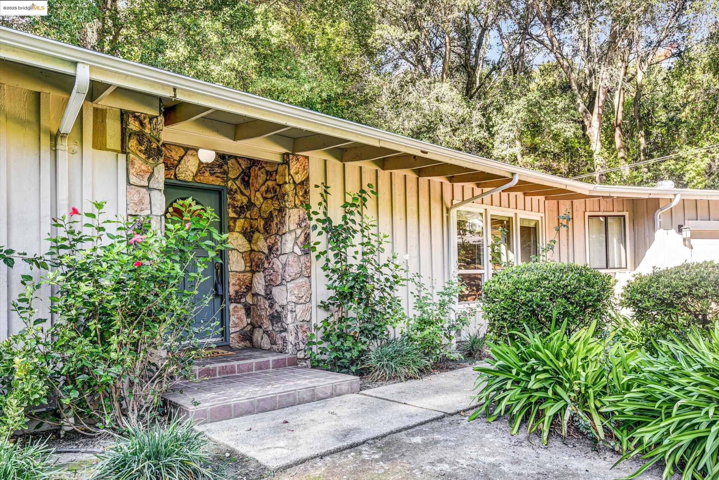 Detail Gallery Image 4 of 27 For 7 Saint Stephens Dr, Orinda,  CA 94563 - 3 Beds | 2 Baths