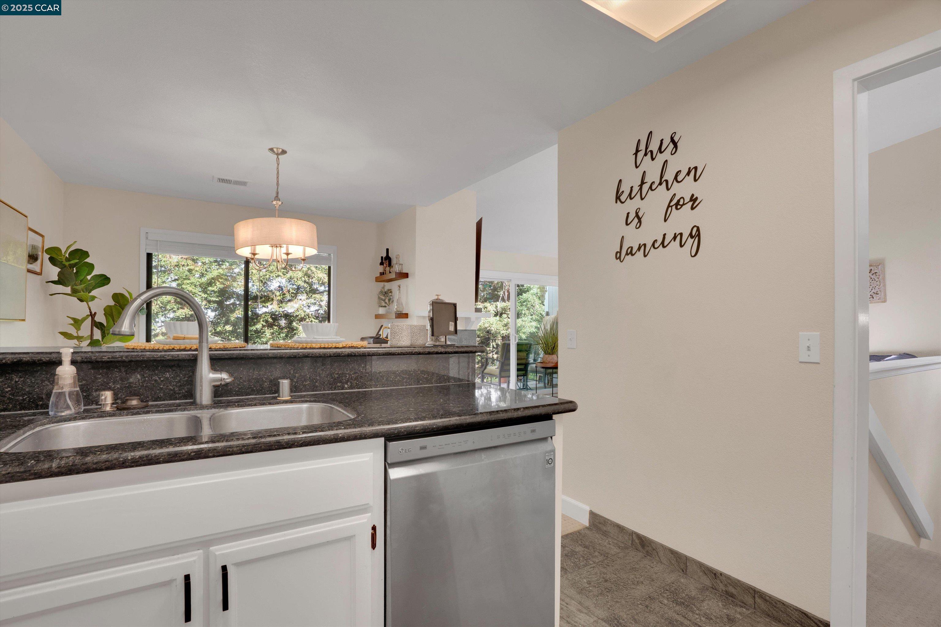 Detail Gallery Image 15 of 30 For 242 via El Dorado Ln, Martinez,  CA 94553 - 3 Beds | 2 Baths