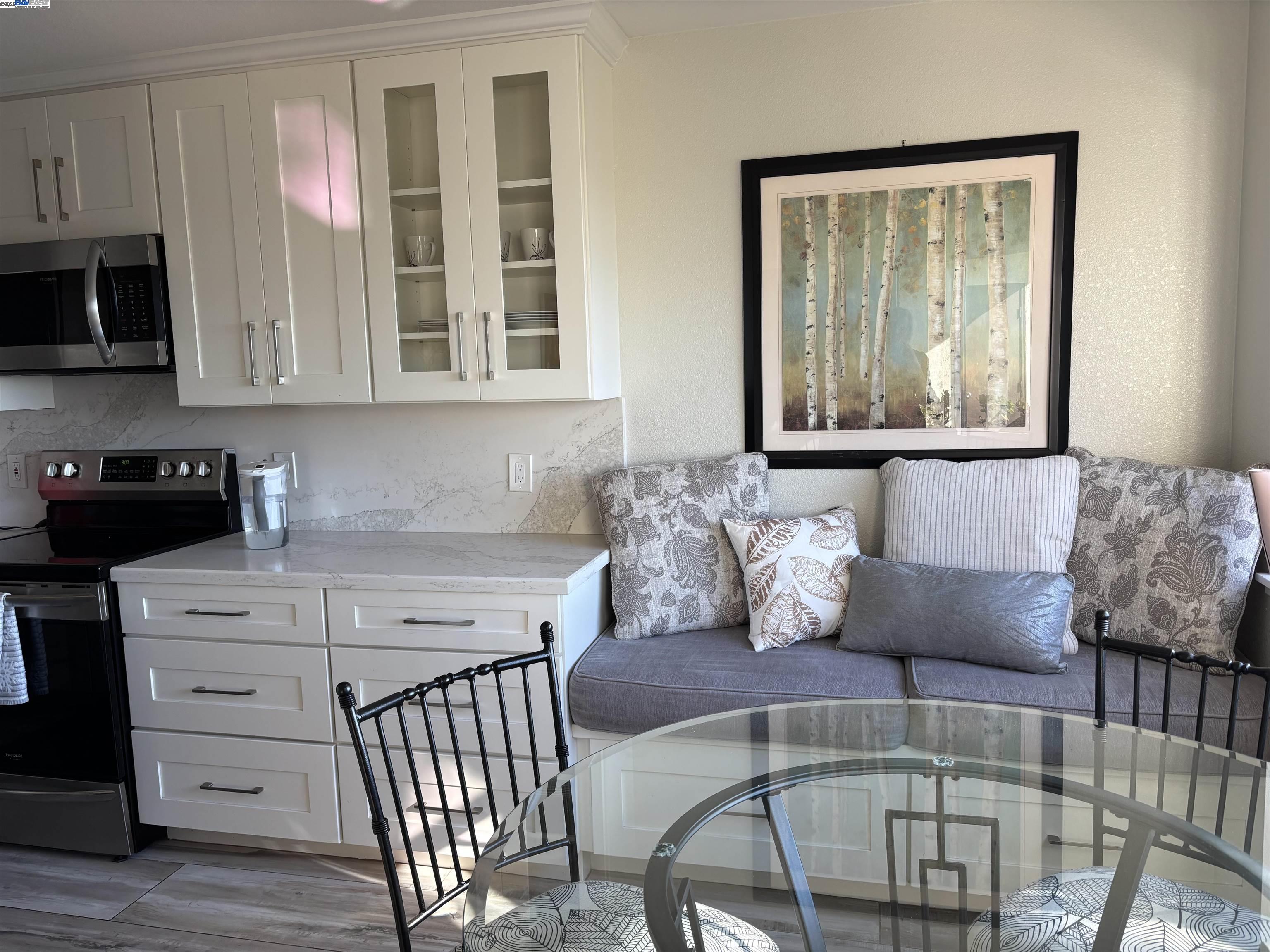 Detail Gallery Image 2 of 36 For 21109 Gary Dr #206,  Hayward,  CA 94546 - 1 Beds | 1 Baths