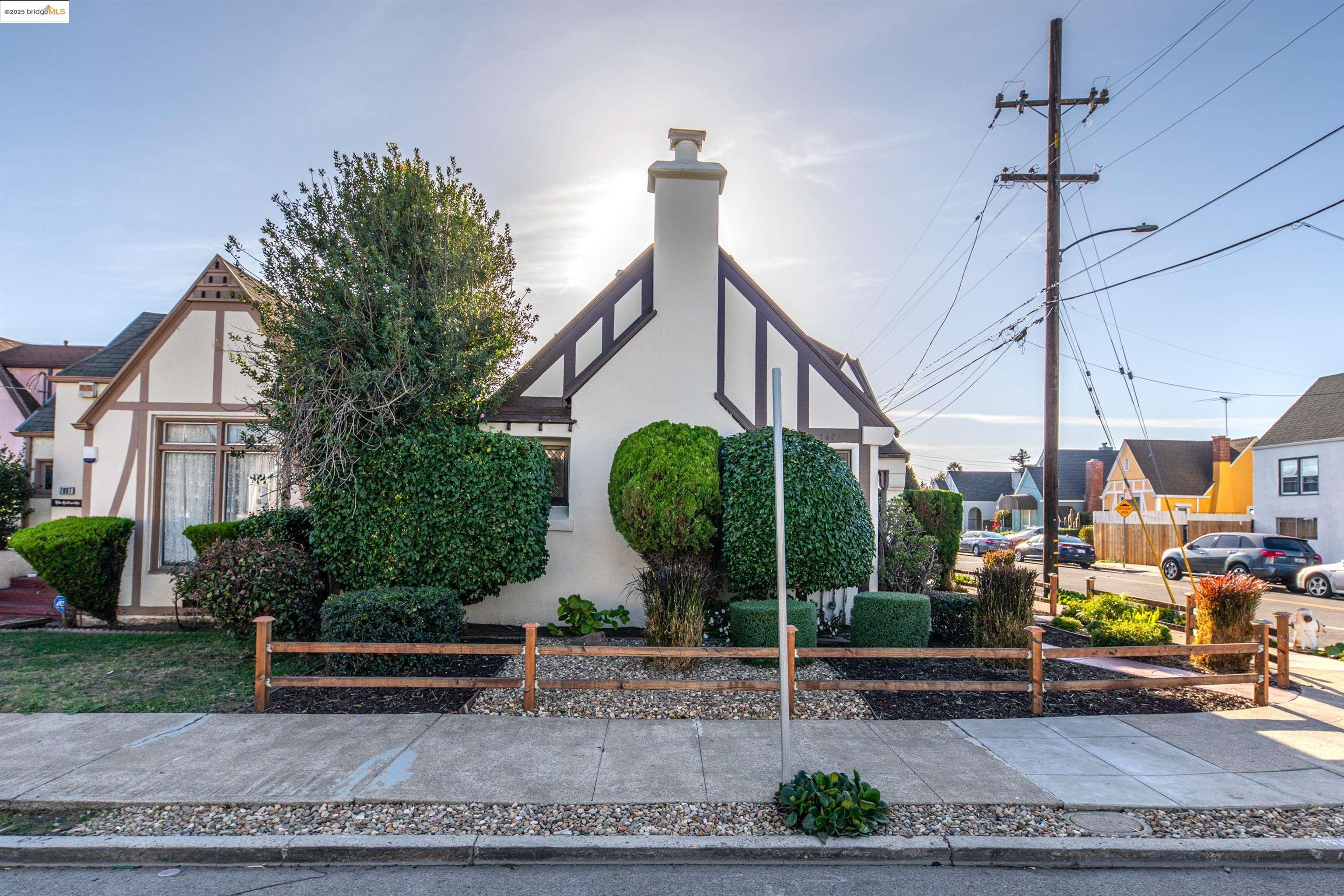 Detail Gallery Image 3 of 51 For 7601 Holly Street, Oakland,  CA 94621 - 4 Beds | 1 Baths